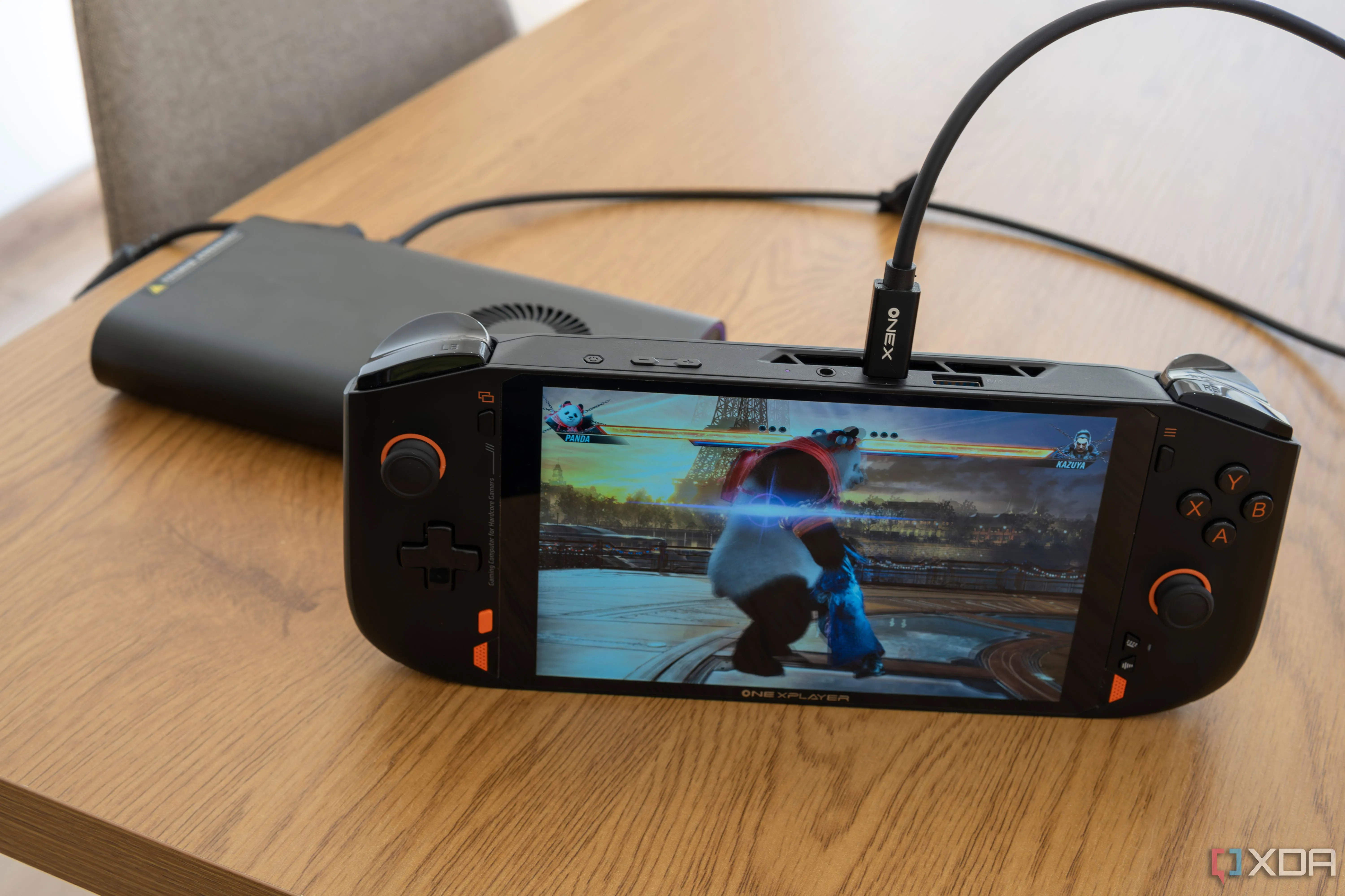 Máy chơi game cầm tay One XPlayer Mini Pro hiển thị Tekken 8, kết nối với eGPU OneXGPU để tăng cường hiệu năng đồ họa.