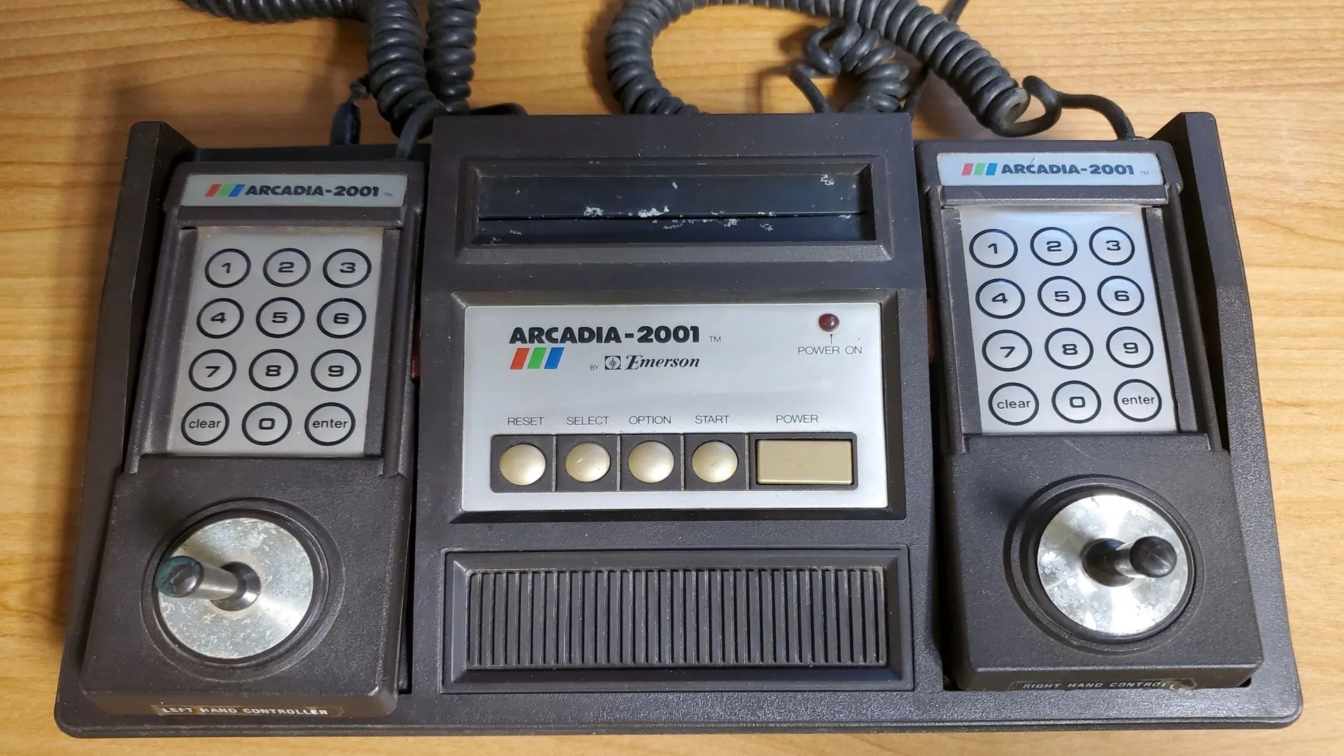 Máy chơi game Emerson Arcadia 2001 với tay cầm và các nút bấm