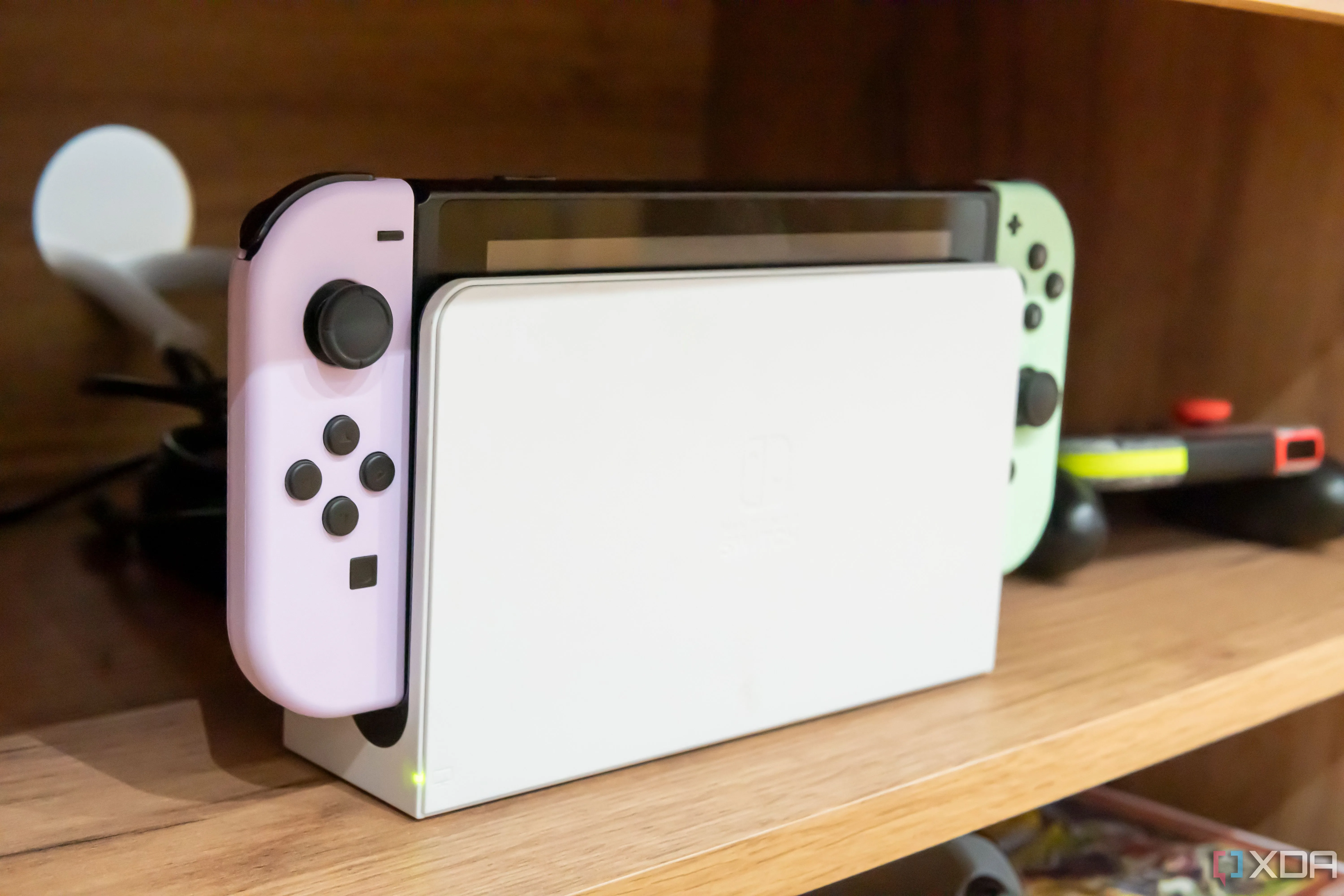 Máy chơi game Nintendo Switch đang nằm trên dock sạc