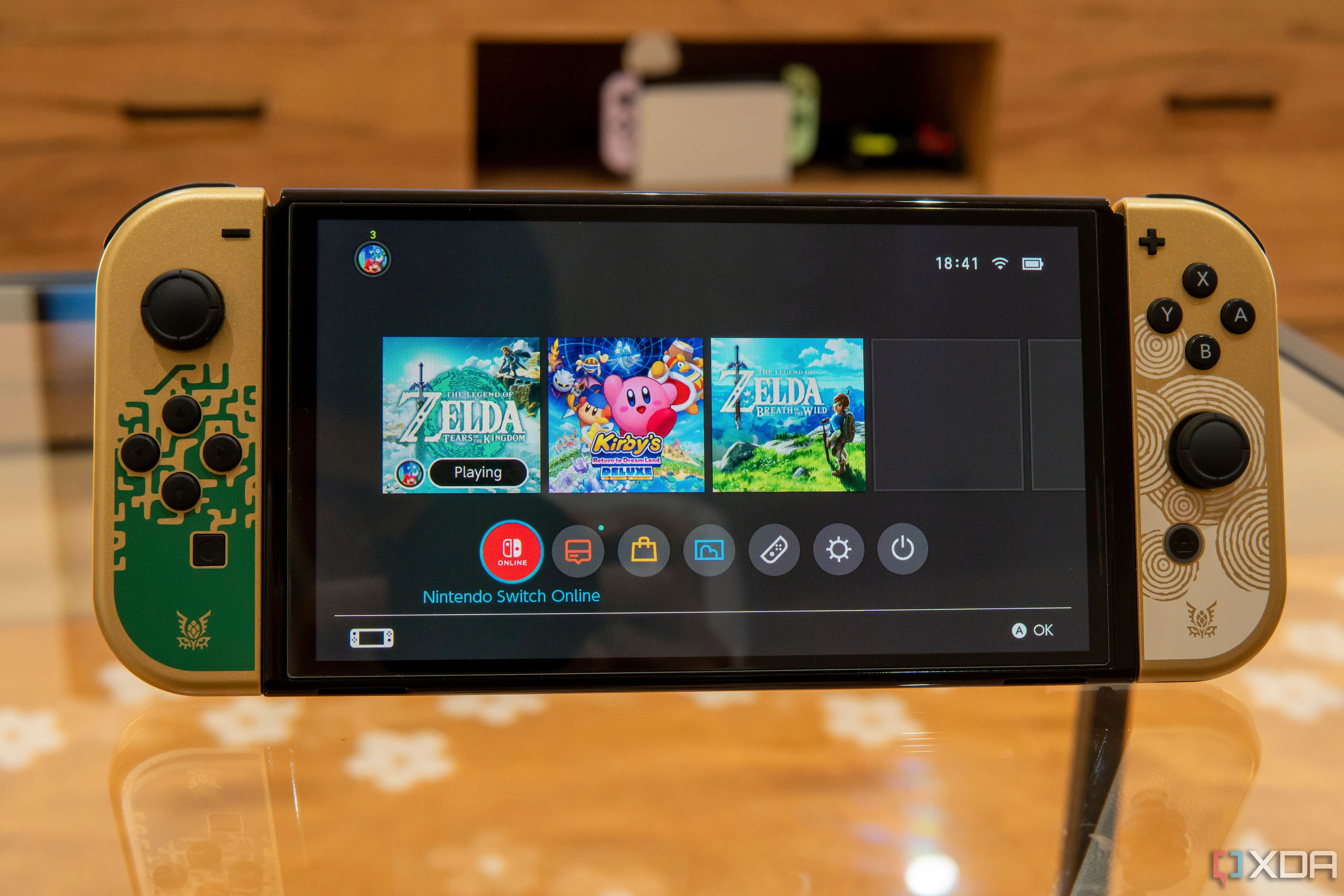 Máy chơi game Nintendo Switch OLED hiển thị menu chính, đại diện cho nền tảng phần cứng mà các game Pokémon đang chạy và cần được tối ưu hóa tốt hơn.