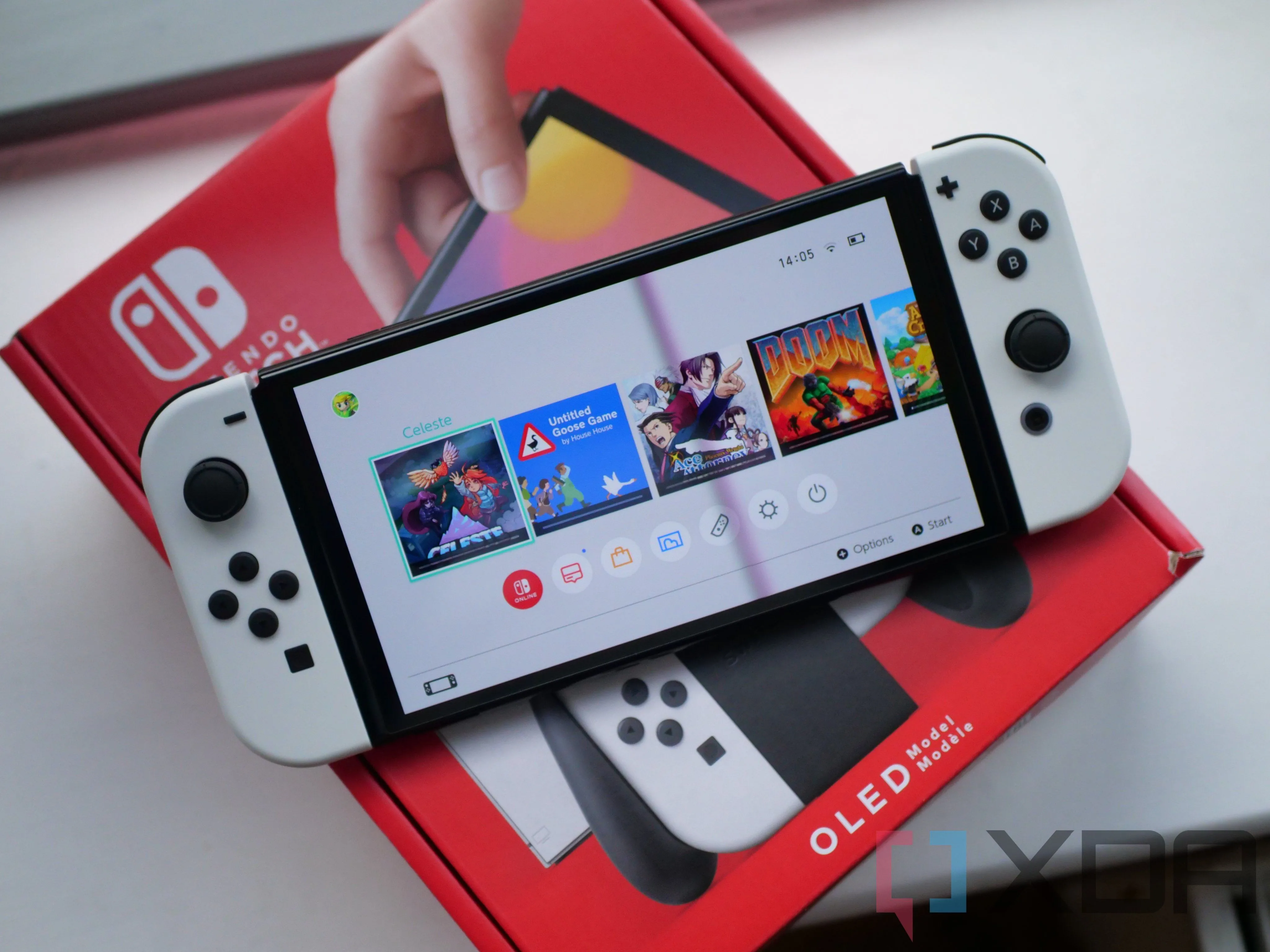 Máy chơi game Nintendo Switch OLED, minh chứng cho sự thành công của chiến lược game độc quyền và đổi mới của Nintendo.