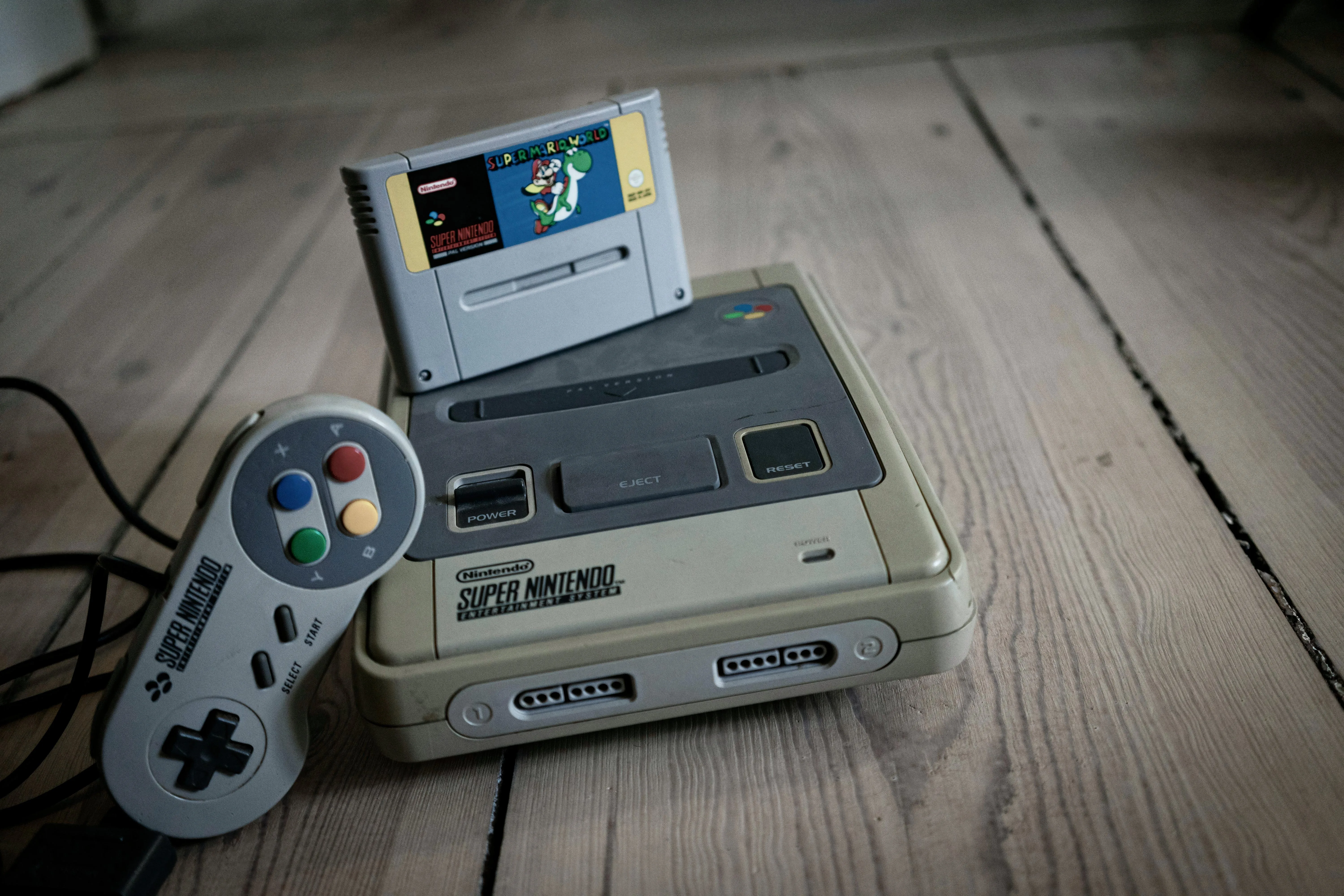 Máy chơi game Super Nintendo Entertainment System (SNES) và tay cầm