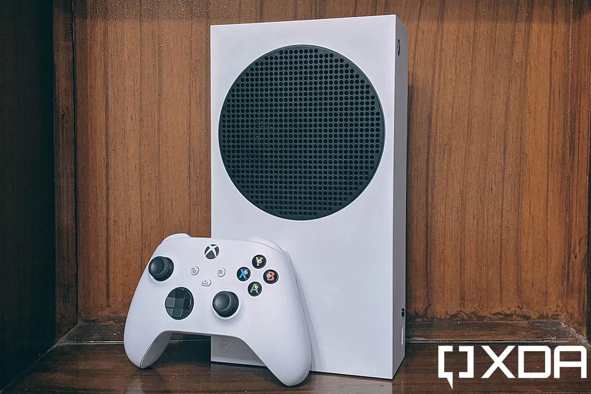 Máy chơi game Xbox Series S, thiết bị bị ảnh hưởng bởi lỗi cập nhật chương trình Xbox Insider.