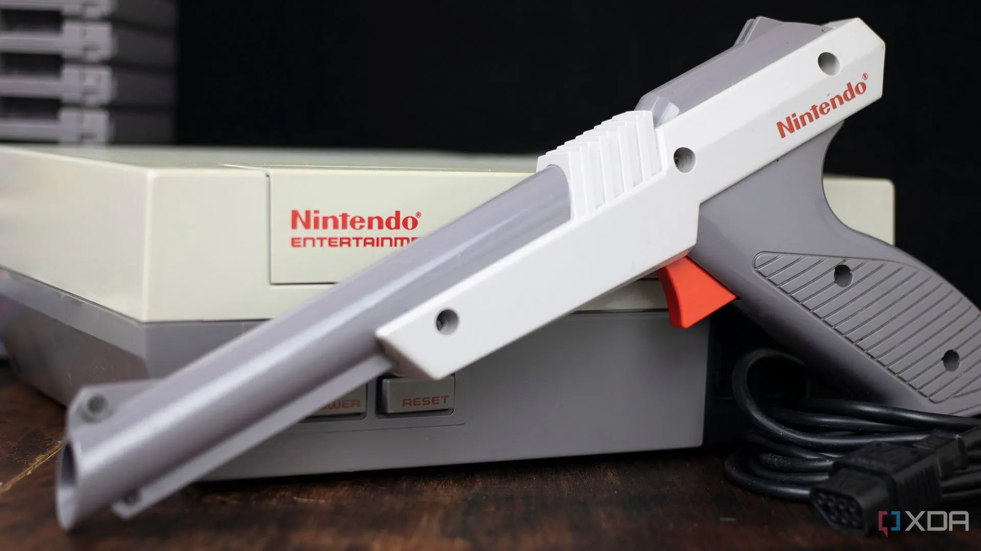 Máy console NES và súng chơi game Zapper