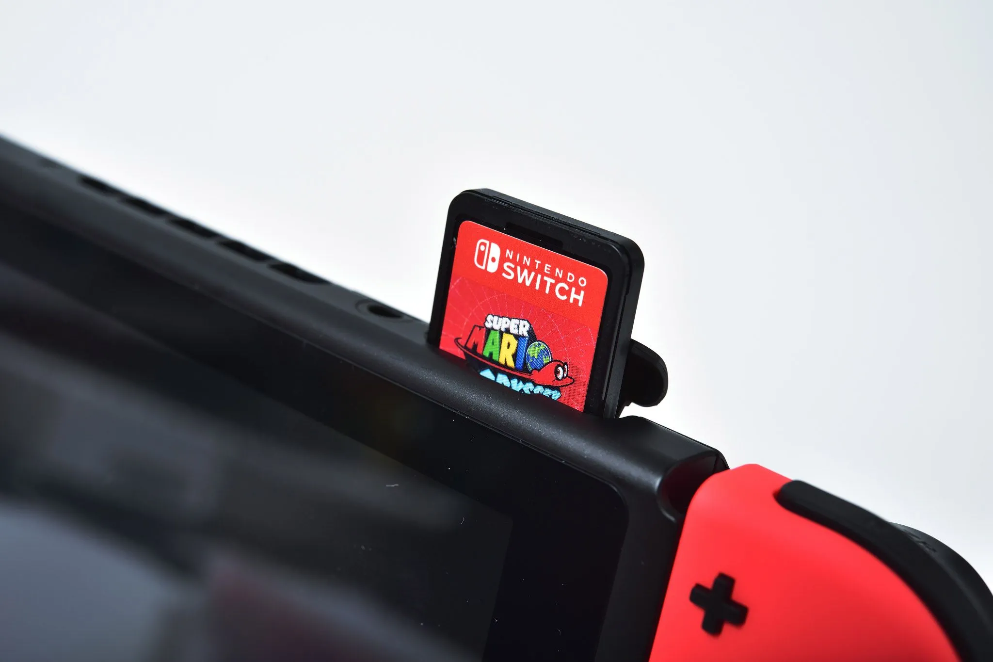 Máy console Nintendo Switch với một băng game được gắn vào, tượng trưng cho những quyết định về định dạng game mà Nintendo đã đưa ra