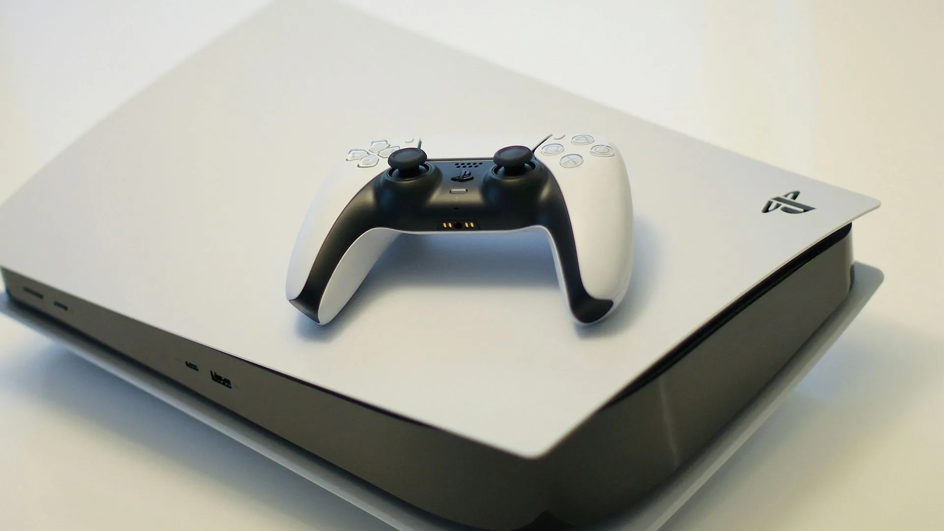 Máy console PlayStation 5 của Sony, một thiết bị hiện đại được game thủ yêu thích tùy biến