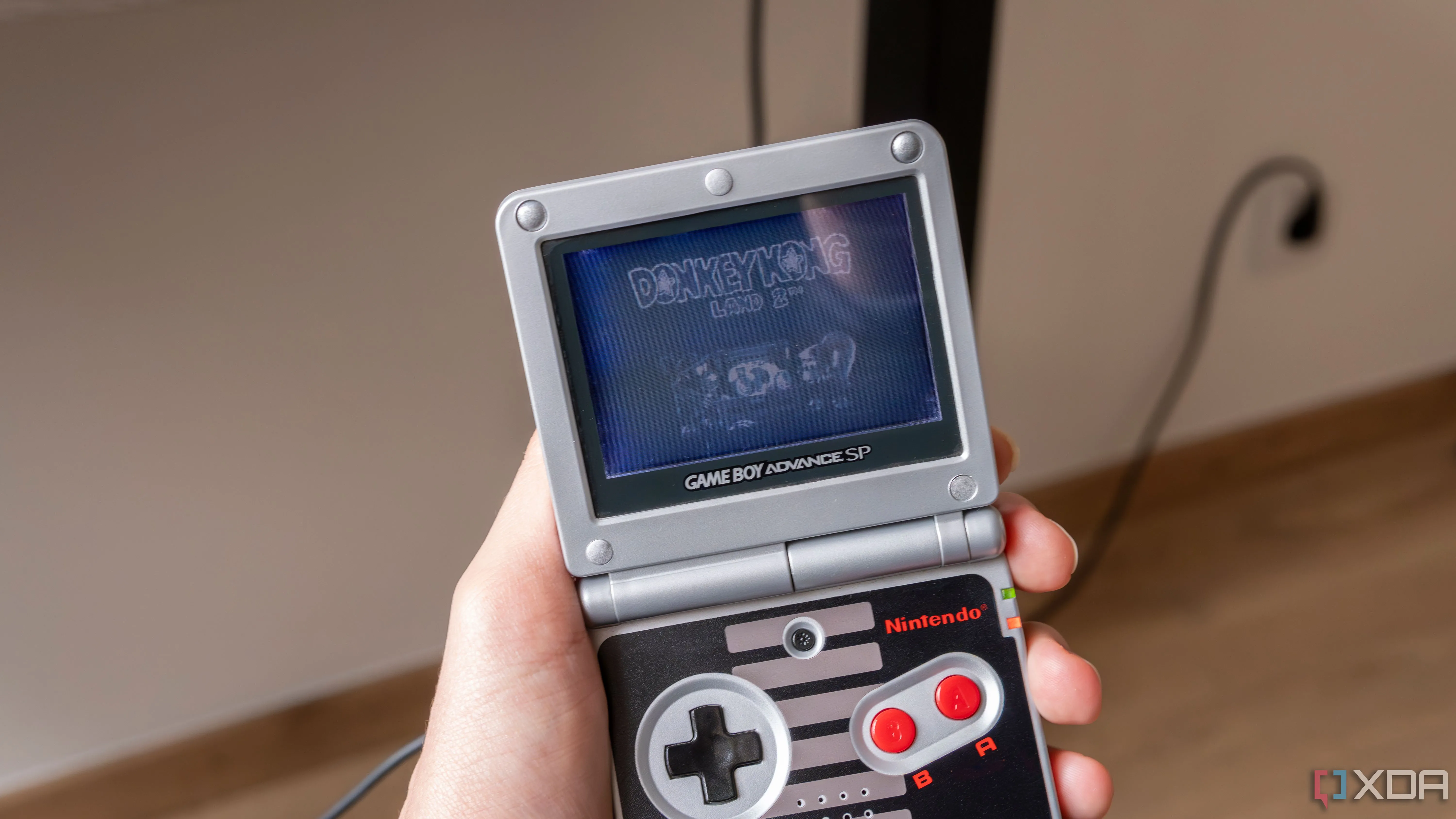 Máy Game Boy Advance SP đang chơi Donkey Kong Land 2