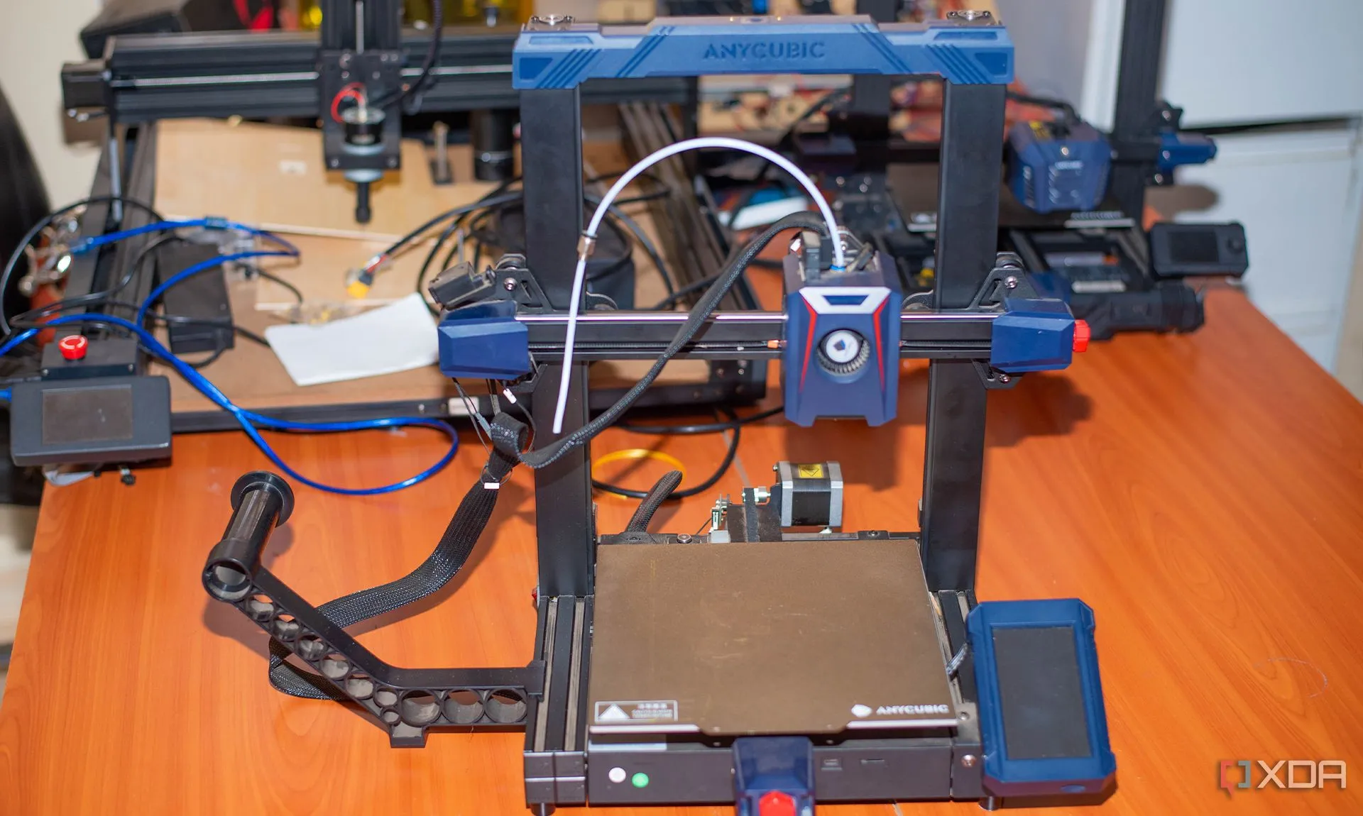 Máy in 3D Anycubic trên bàn đang hoạt động