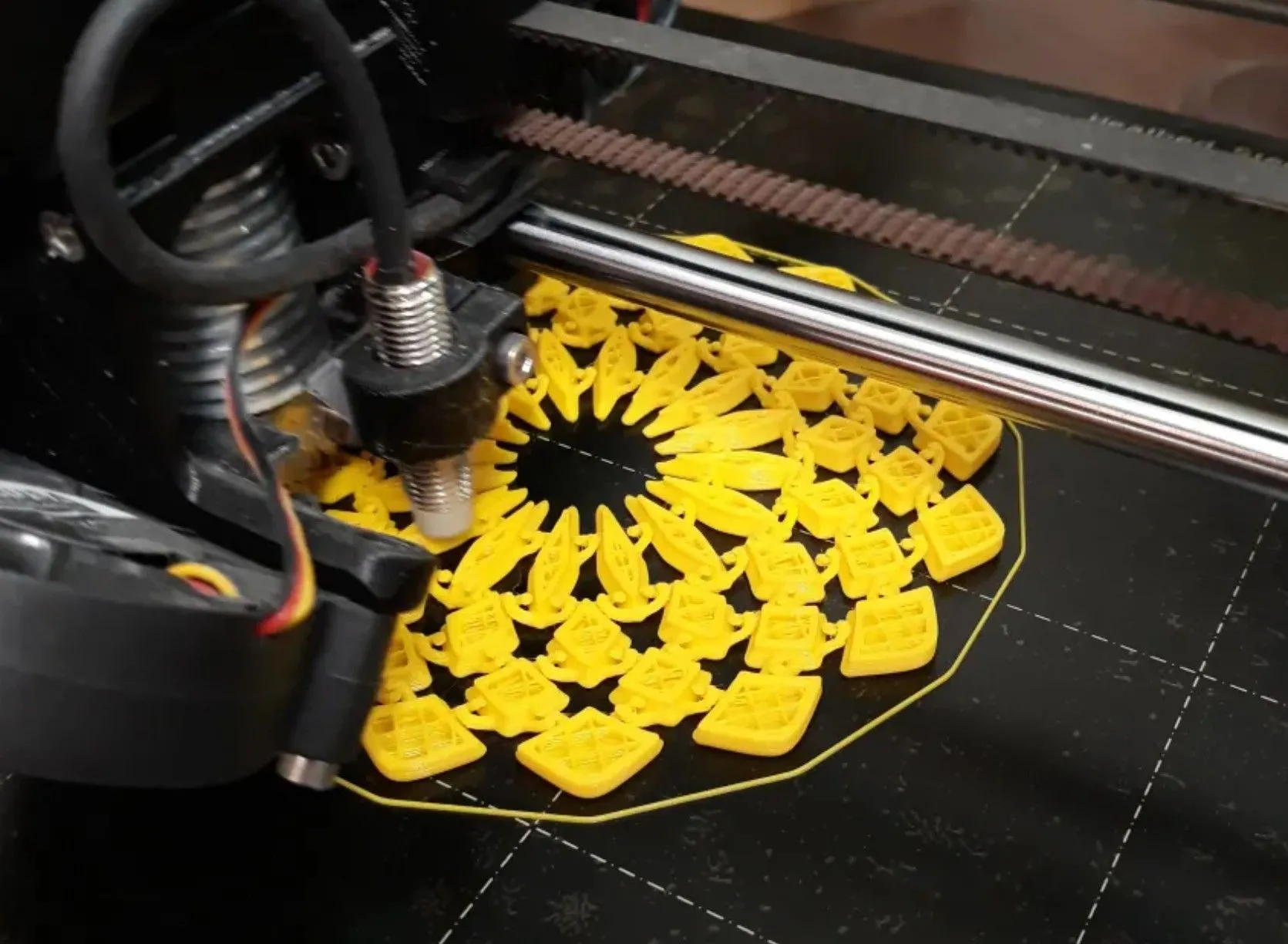 Máy in 3D đang tạo ra vật phẩm độc đáo, như một đế lót ly hình hoa hướng dương
