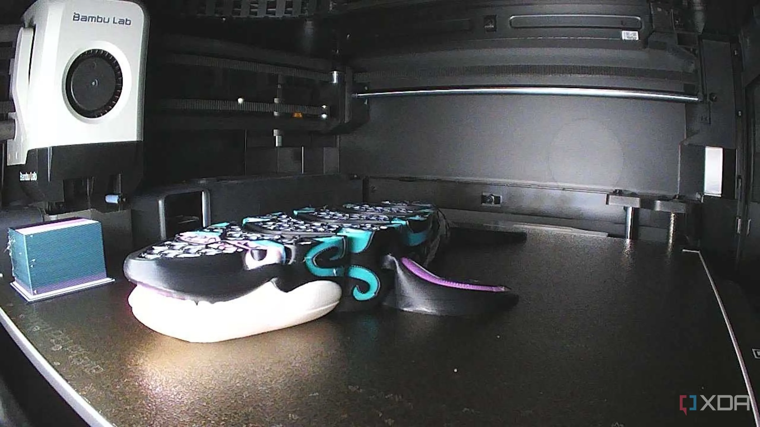 Máy in 3D hoạt động hiệu quả, minh họa việc tối ưu hóa quy trình in để tiết kiệm vật liệu và tăng tốc độ.