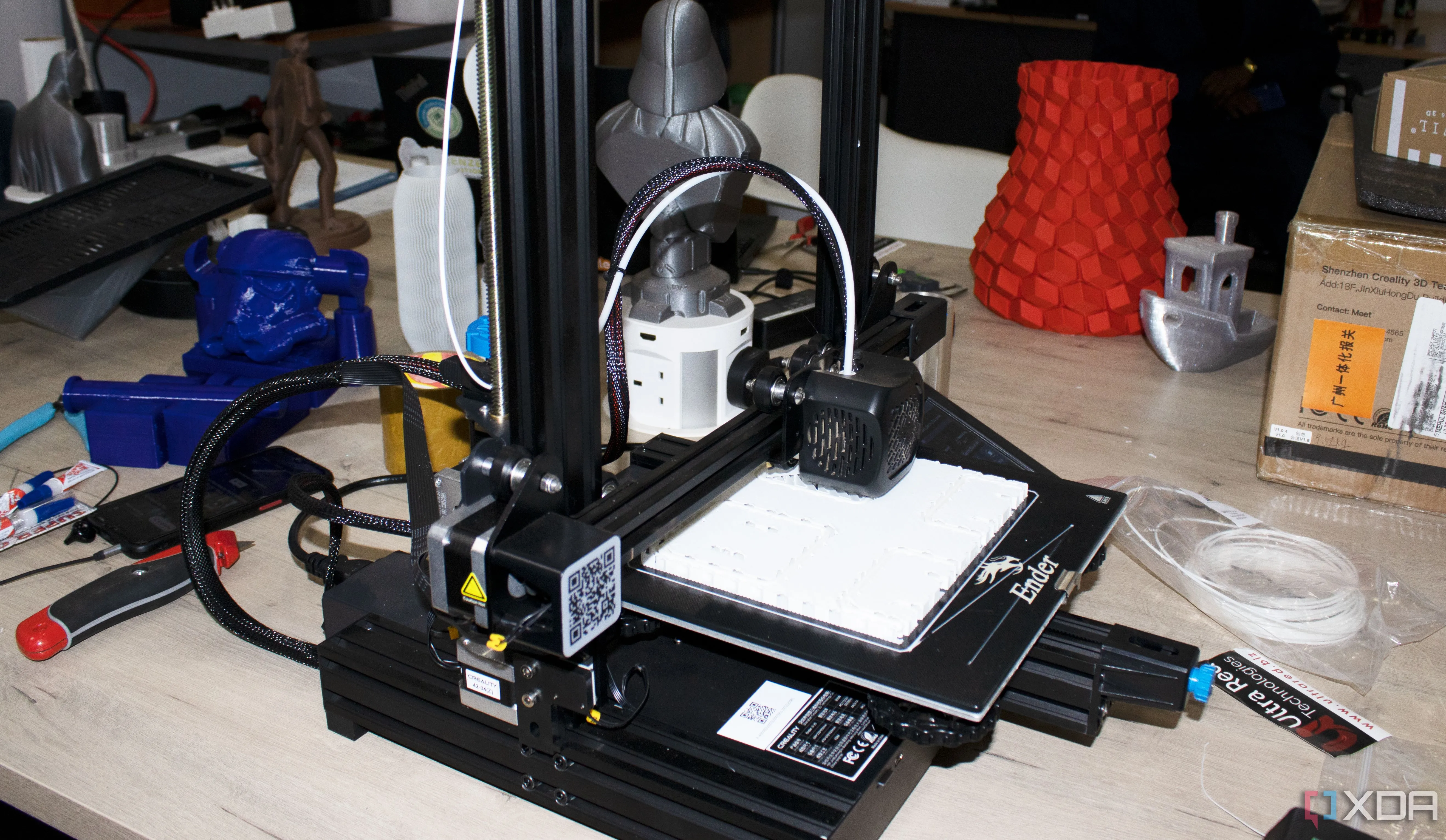 Máy in 3D khổ lớn đang xây dựng một mô hình kiến trúc, biểu tượng cho tiềm năng trong xây dựng nhà ở và nội thất tùy chỉnh
