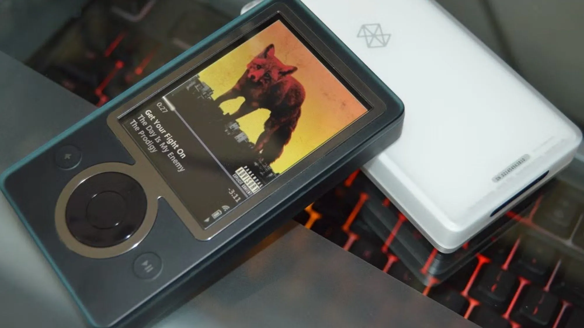 Máy nghe nhạc Zune 30 đang phát nhạc, biểu tượng cho lịch sử giải trí của Microsoft