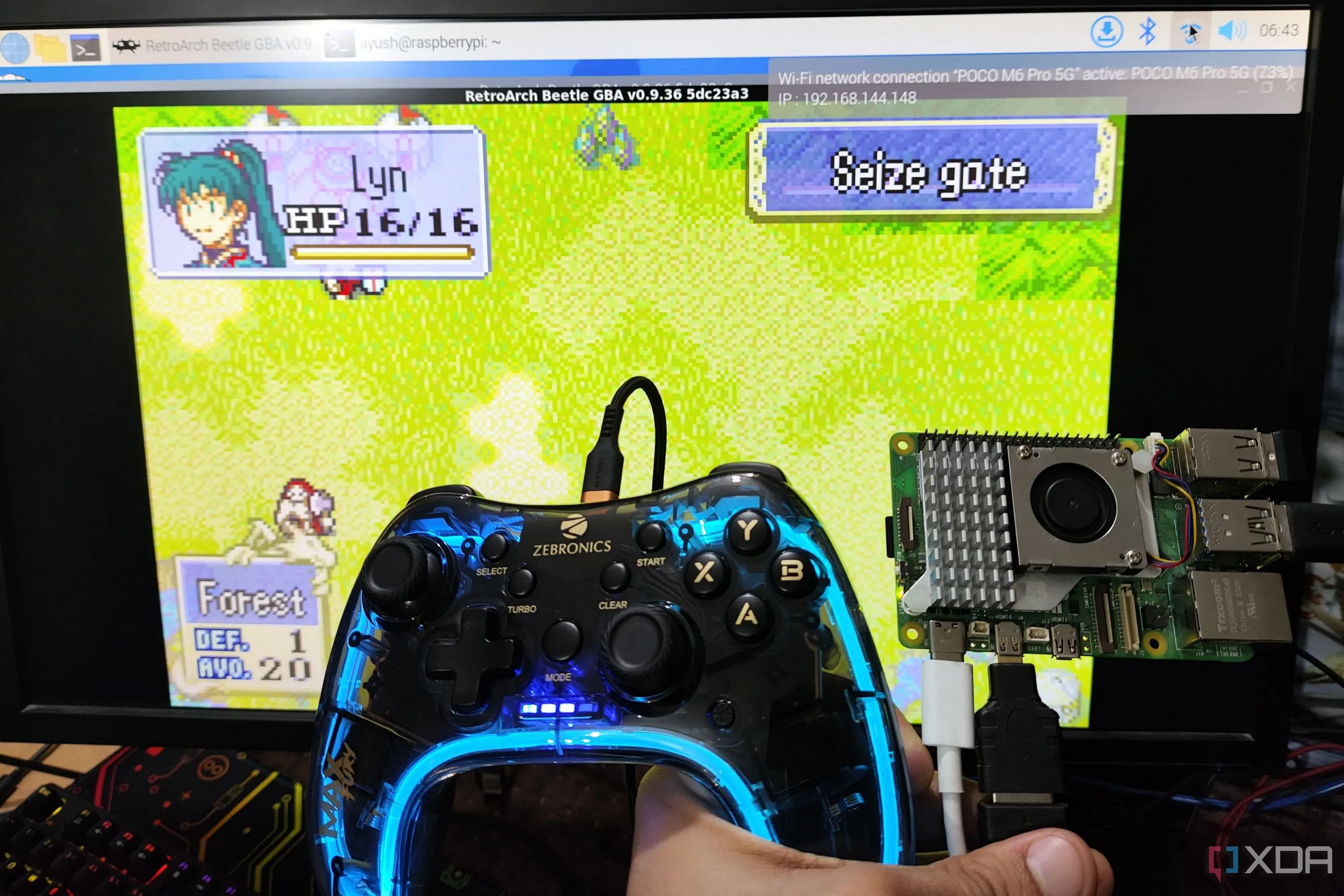 Máy Raspberry Pi 5 cùng tay cầm điều khiển, minh họa việc chơi game giả lập