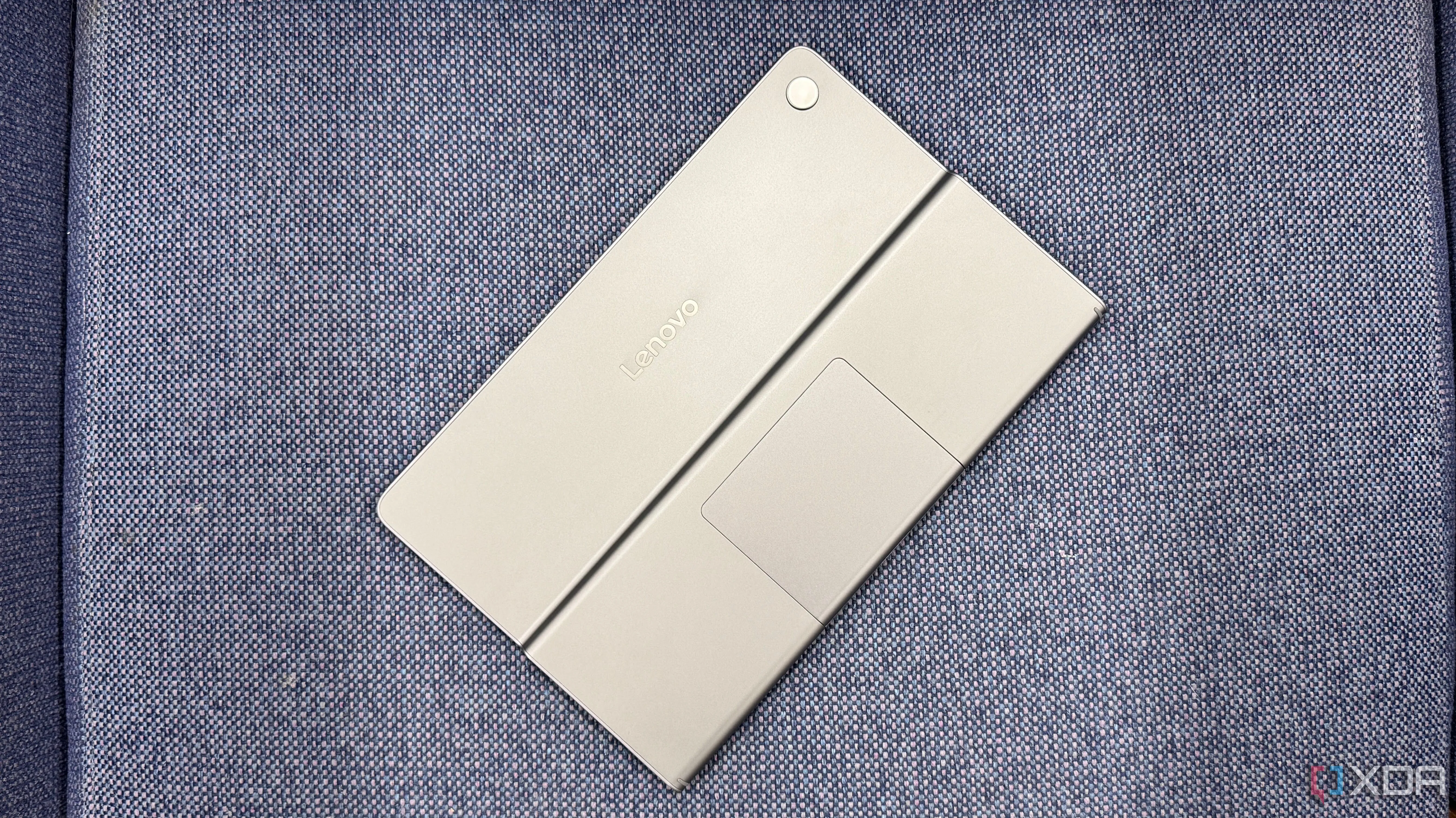 Máy tính bảng Lenovo Tab Plus đặt trên đệm ghế sofa màu xanh, minh họa cho thiết bị di động sẽ được trang bị Google Gemini