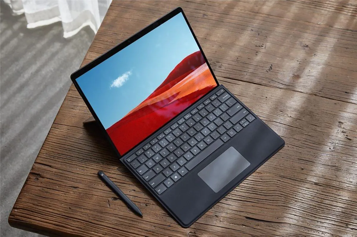 Máy tính bảng Microsoft Surface Pro X chạy Windows trên ARM, minh họa khả năng tương thích của Proton VPN