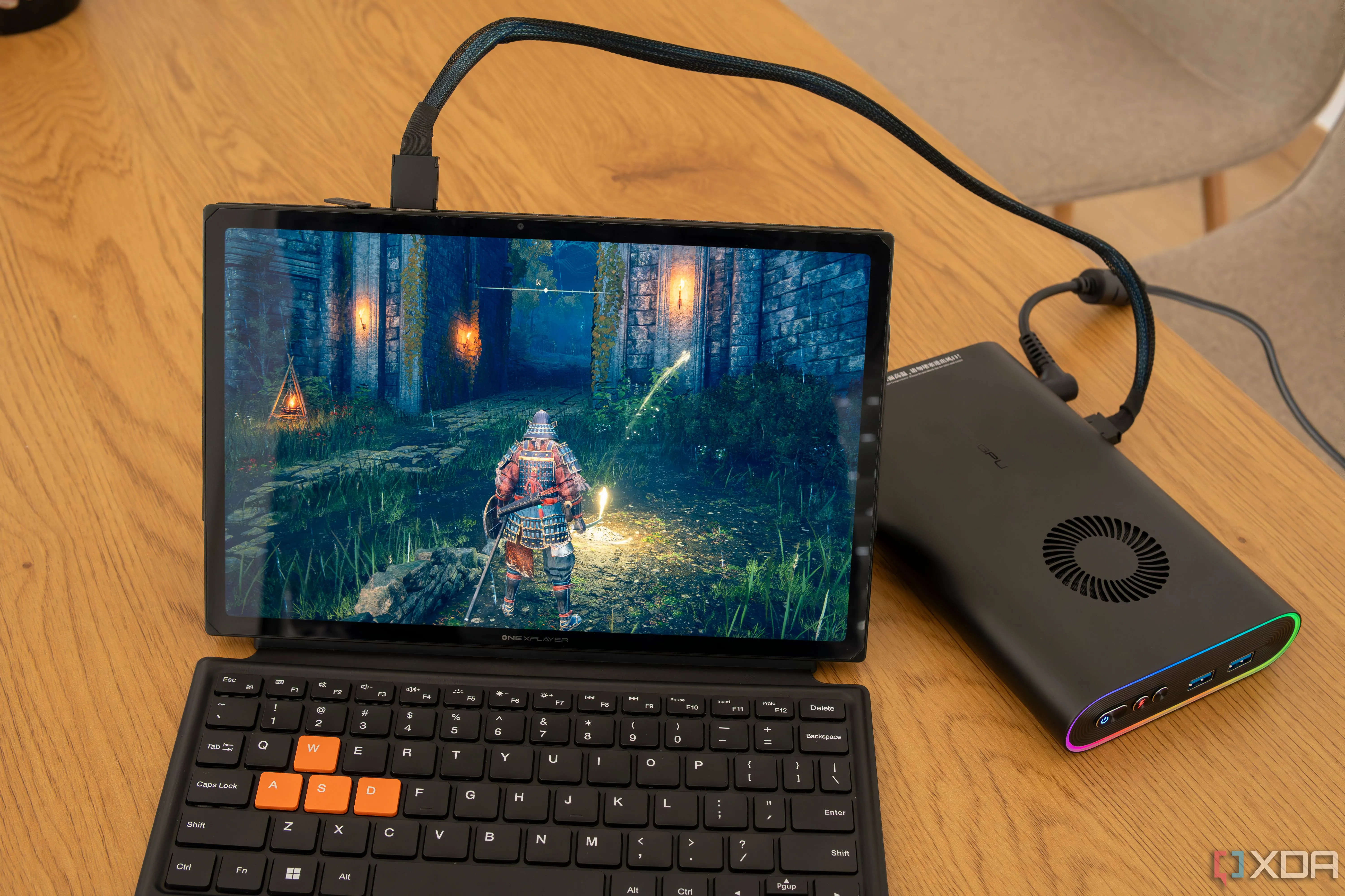 Máy tính bảng One Xplayer X1 chạy game Elden Ring, tận dụng eGPU ngoài thông qua kết nối OCuLink để nâng cao trải nghiệm.