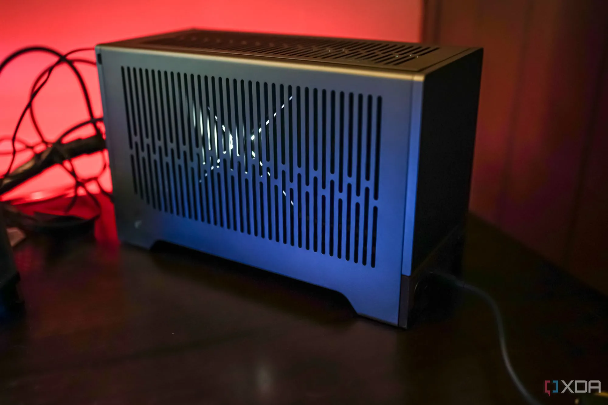 Máy tính chơi game Fractal Terra SFF trên bàn làm việc, nơi tối ưu hiệu năng GPU bằng Lossless Scaling.