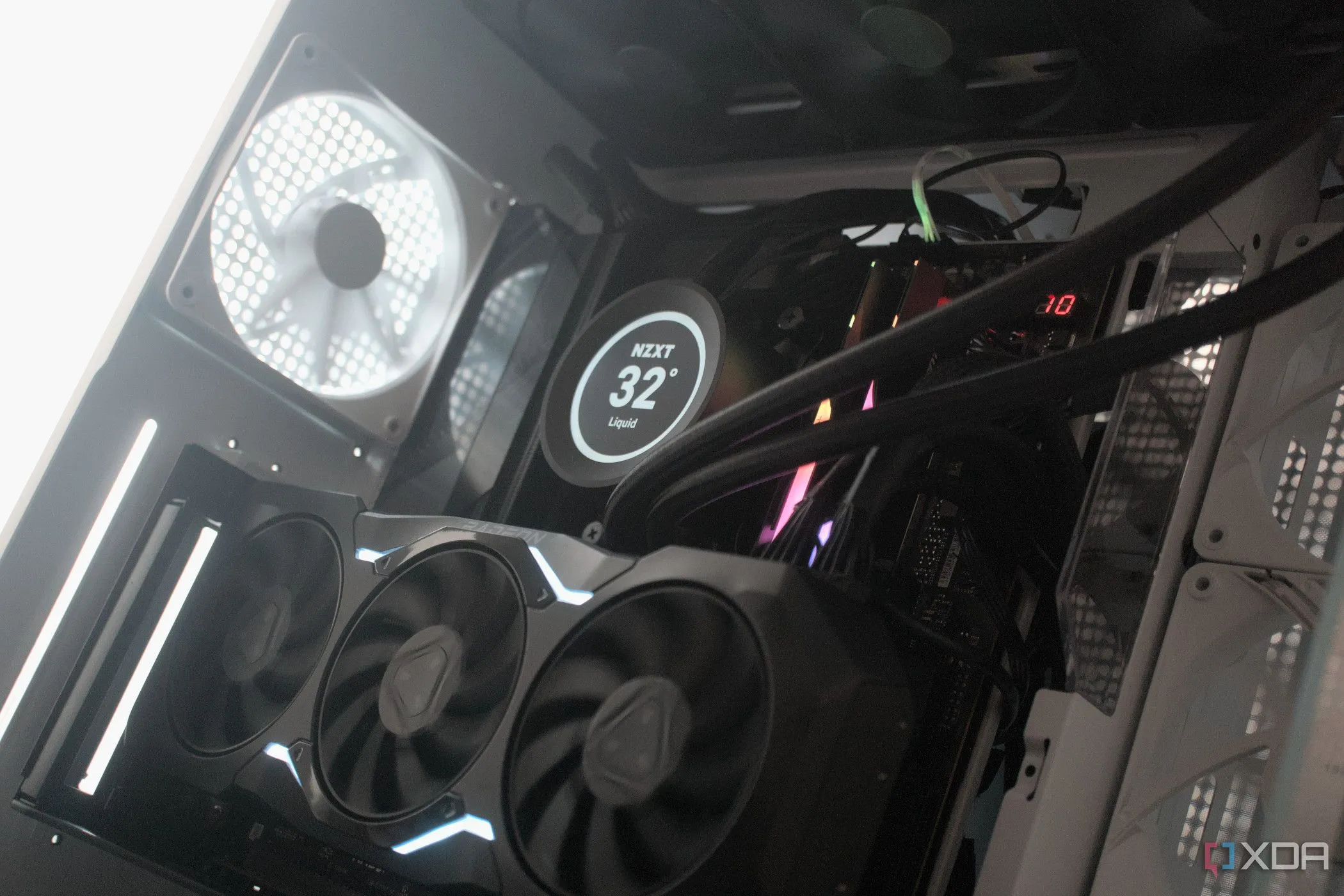 Máy tính chơi game tầm trung với vỏ case NZXT H9 Flow, thể hiện cấu hình hiệu suất tốt mà không cần linh kiện cao cấp.
