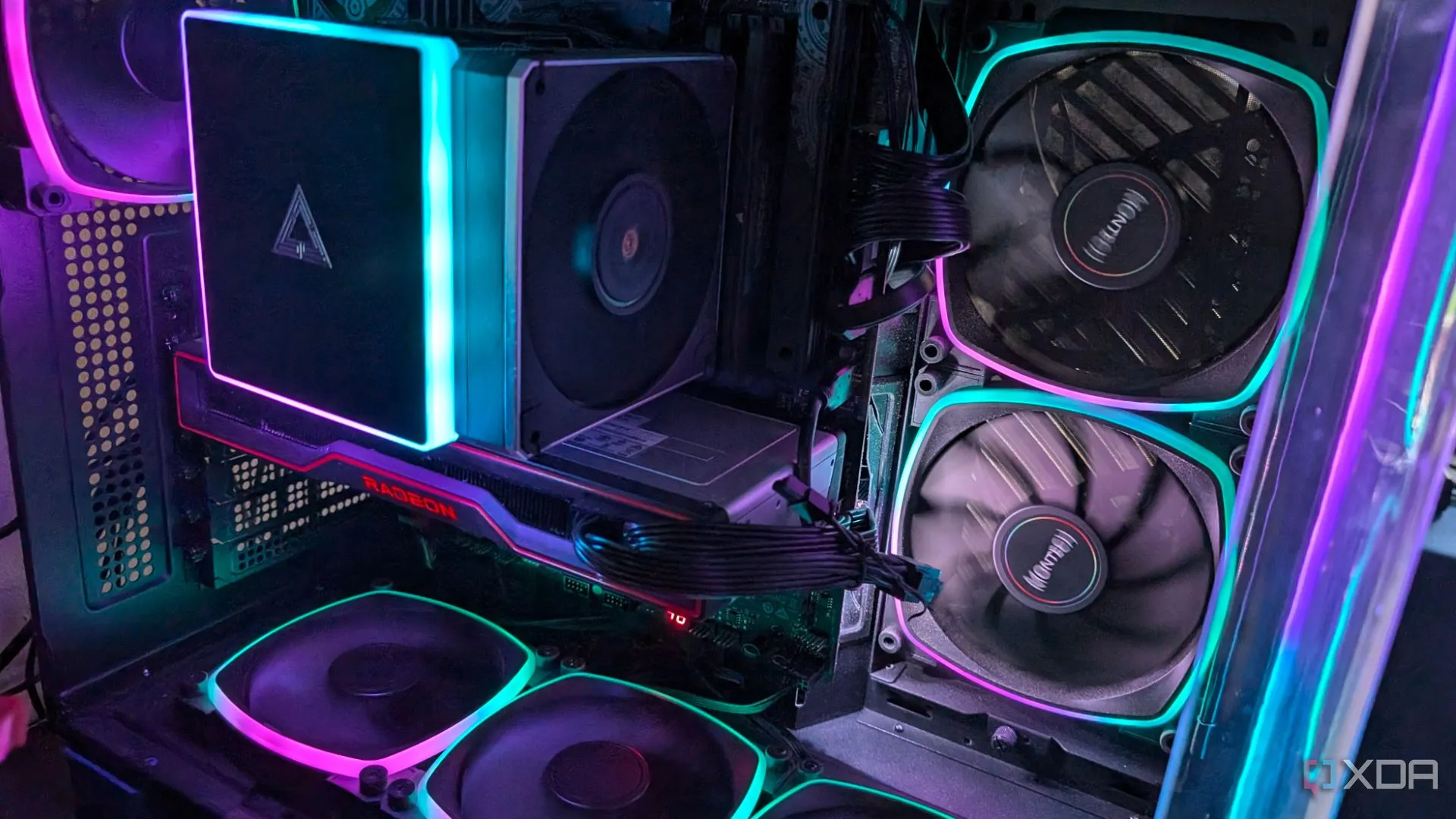 Máy tính chơi game với đèn RGB và GPU AMD