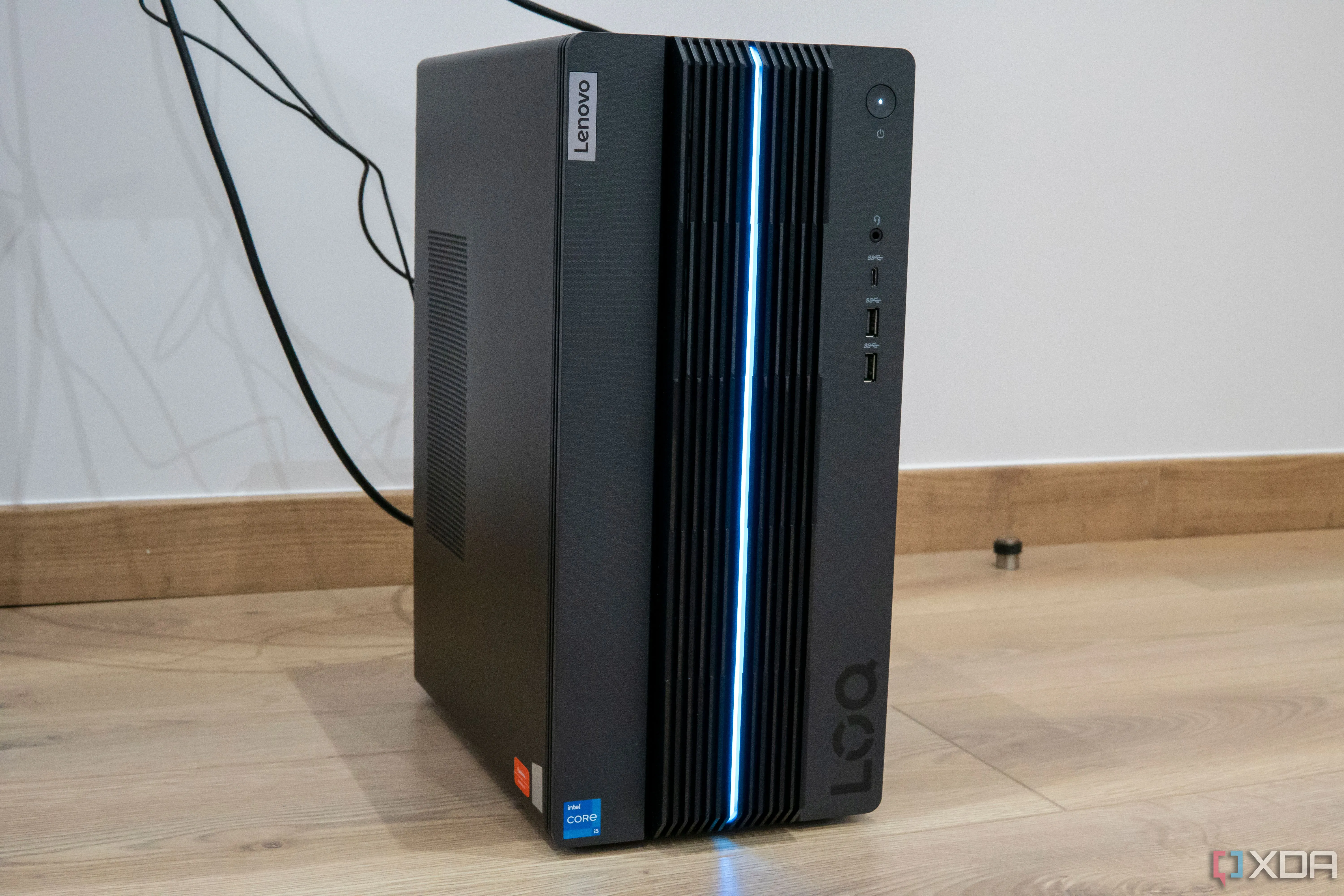 Máy tính để bàn Lenovo LOQ Tower 17, có thể dùng làm máy chủ chuyên dụng cho LAN party