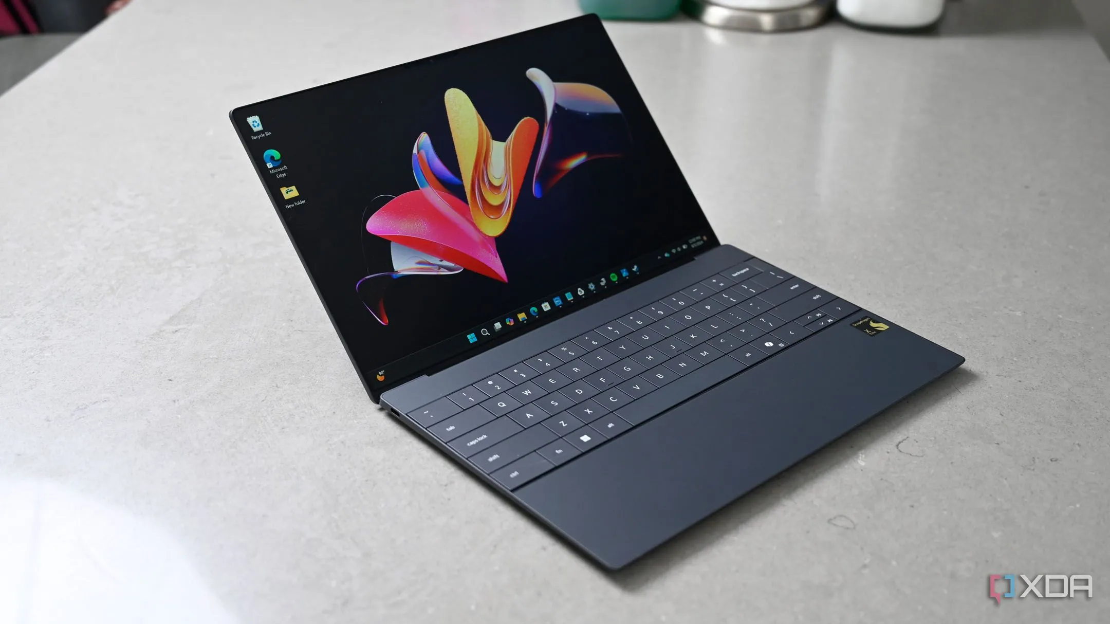 Máy tính Dell XPS 9430 đang mở một nửa