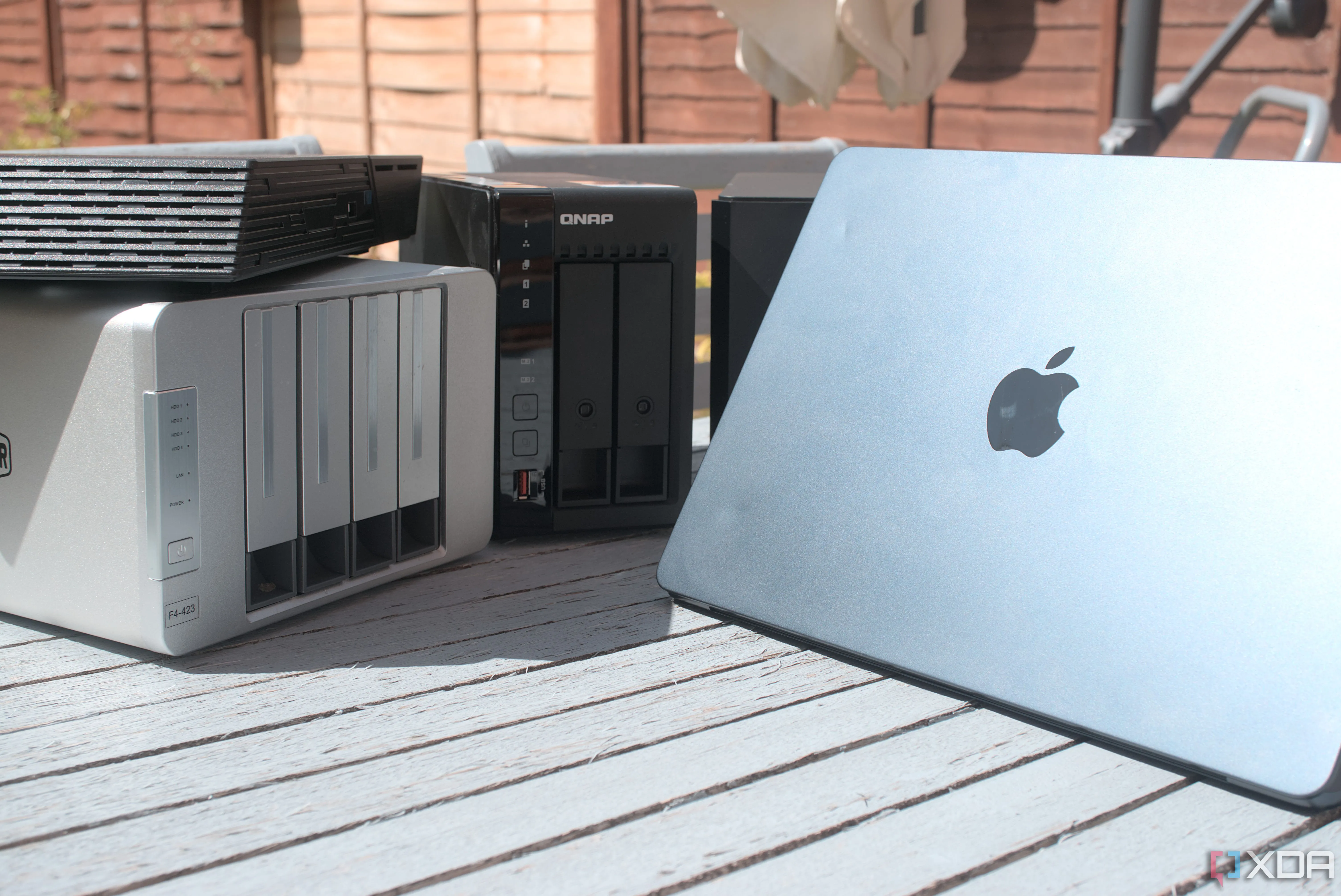 Máy tính MacBook Air đặt cạnh thiết bị NAS