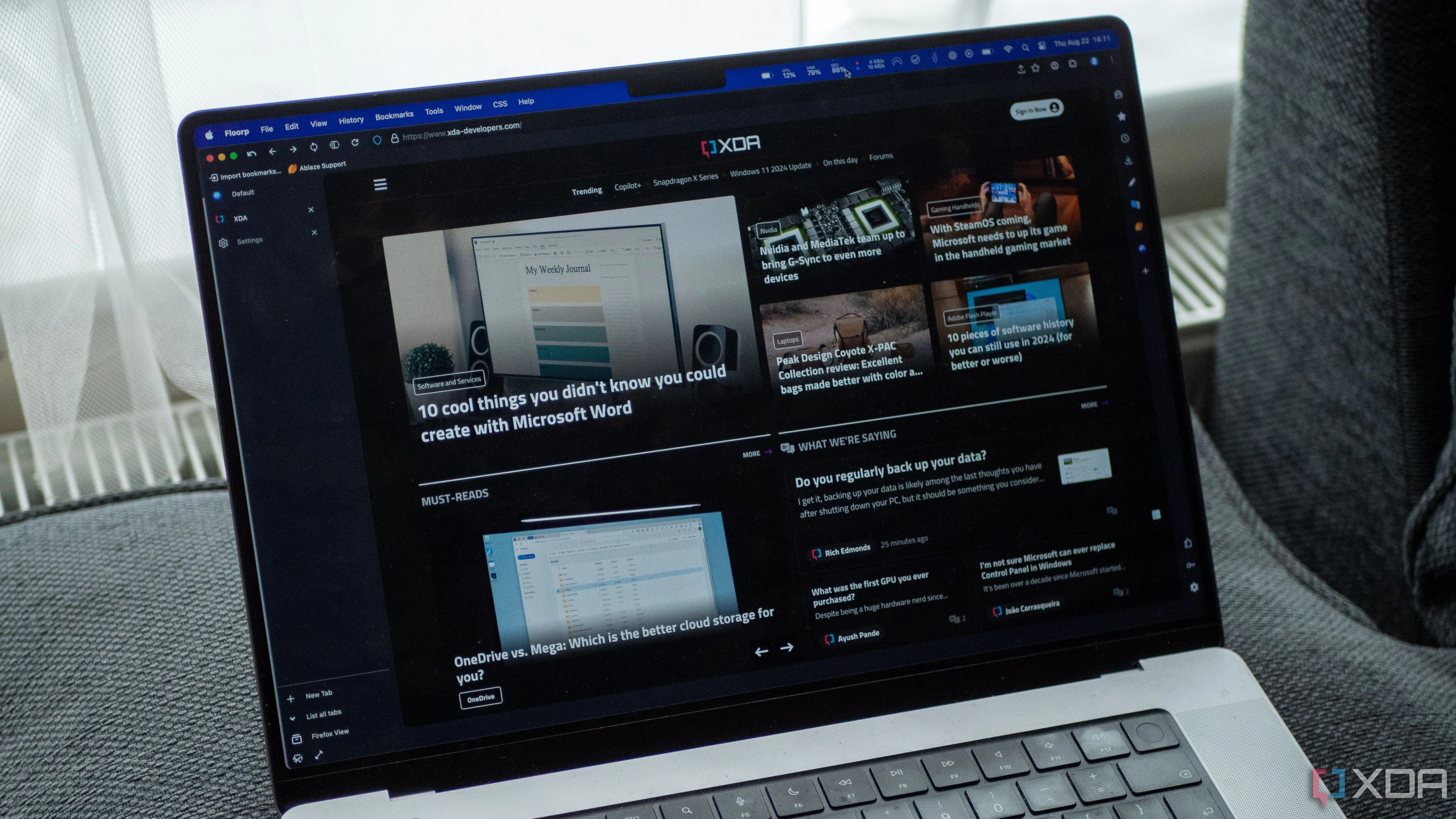 Máy tính MacBook Pro hiển thị trang web XDA, đề cập bảo mật khi không dùng VPN