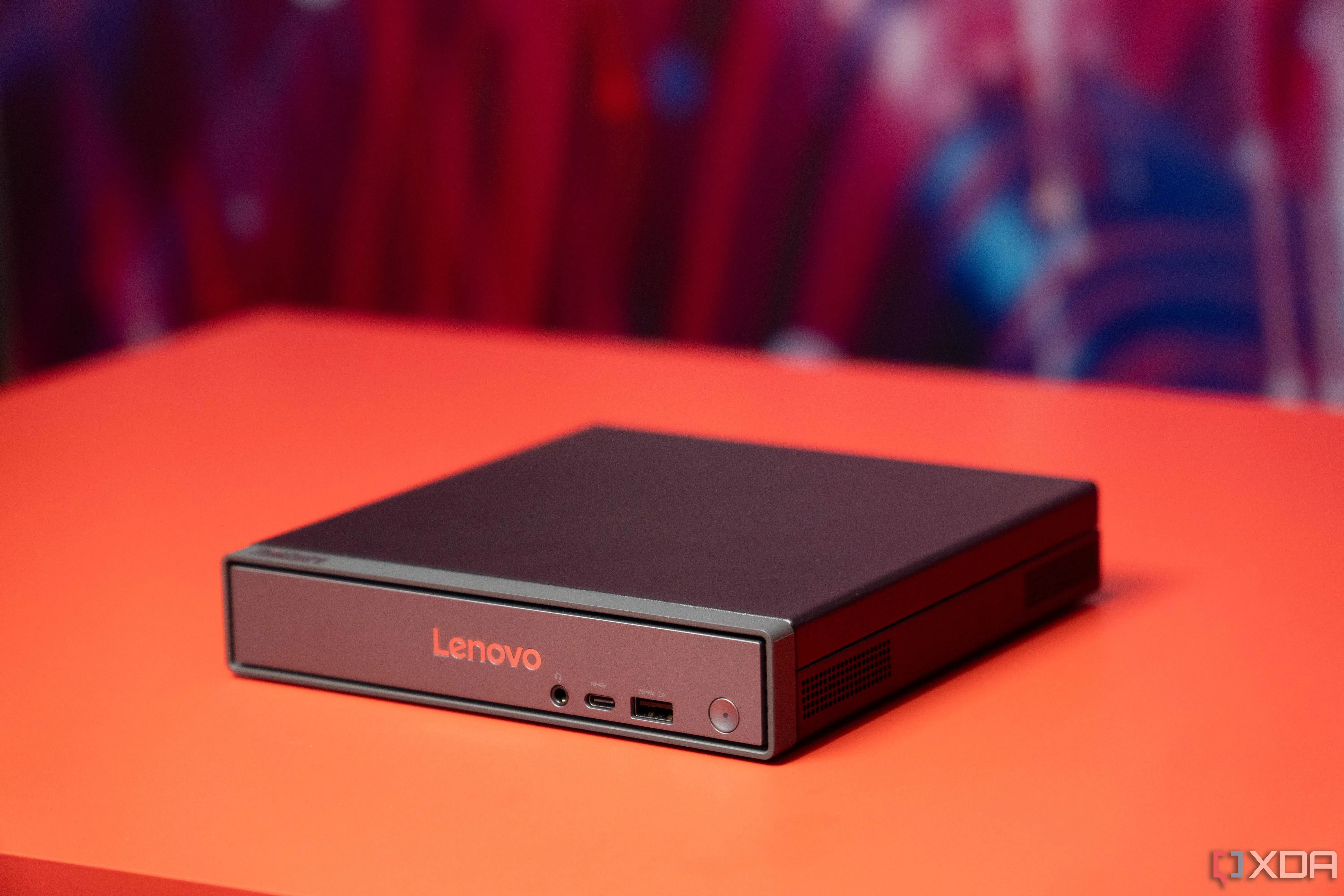 Máy tính mini Lenovo IdeaCentre Mini x-1-2 nhỏ gọn, phù hợp đặt cạnh TV như một console