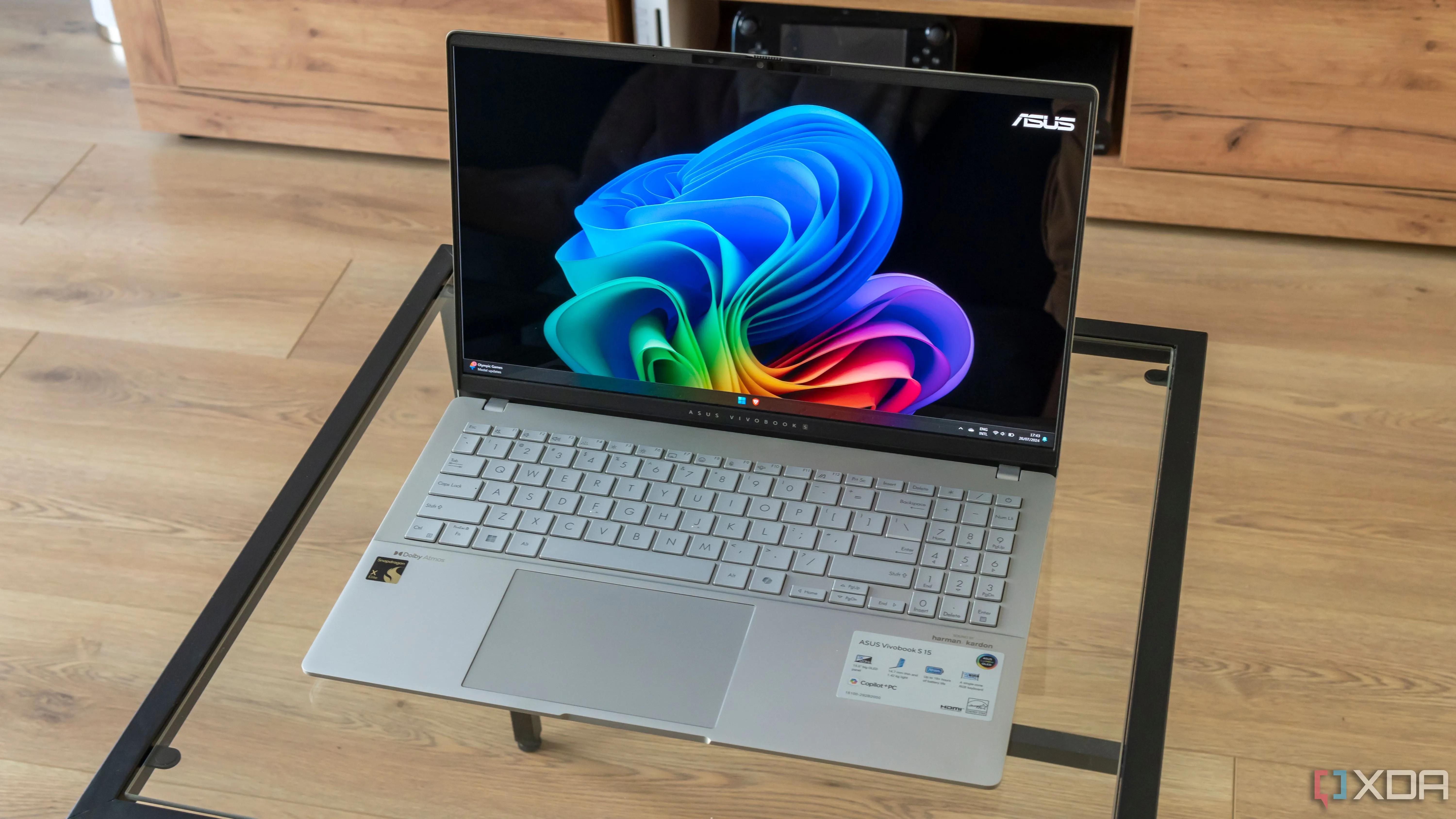 Máy tính xách tay Asus Vivobook S 15 hiển thị màn hình desktop Windows 11