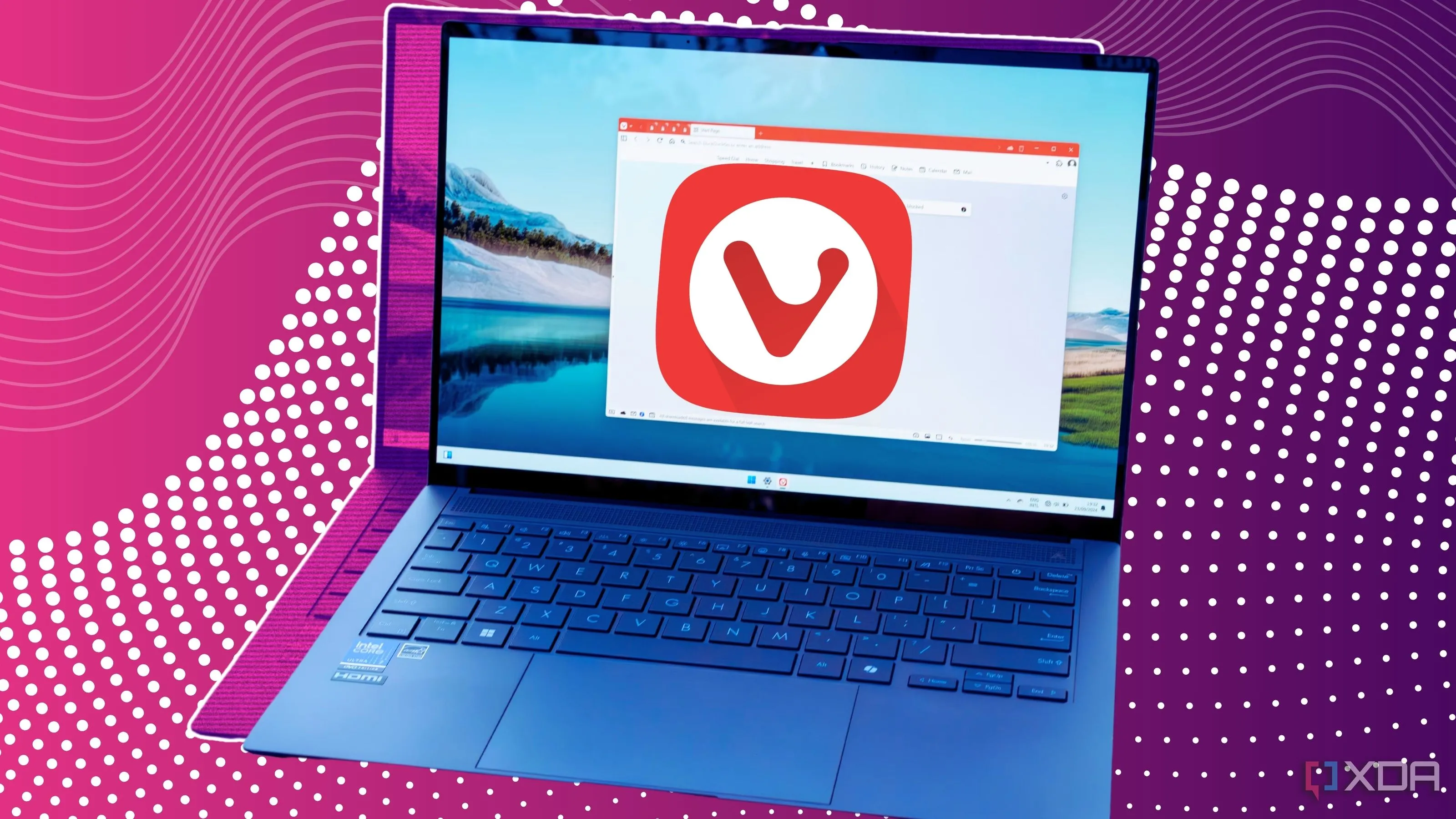 Máy tính xách tay chạy trình duyệt Vivaldi với logo, hỗ trợ tích hợp Proton VPN