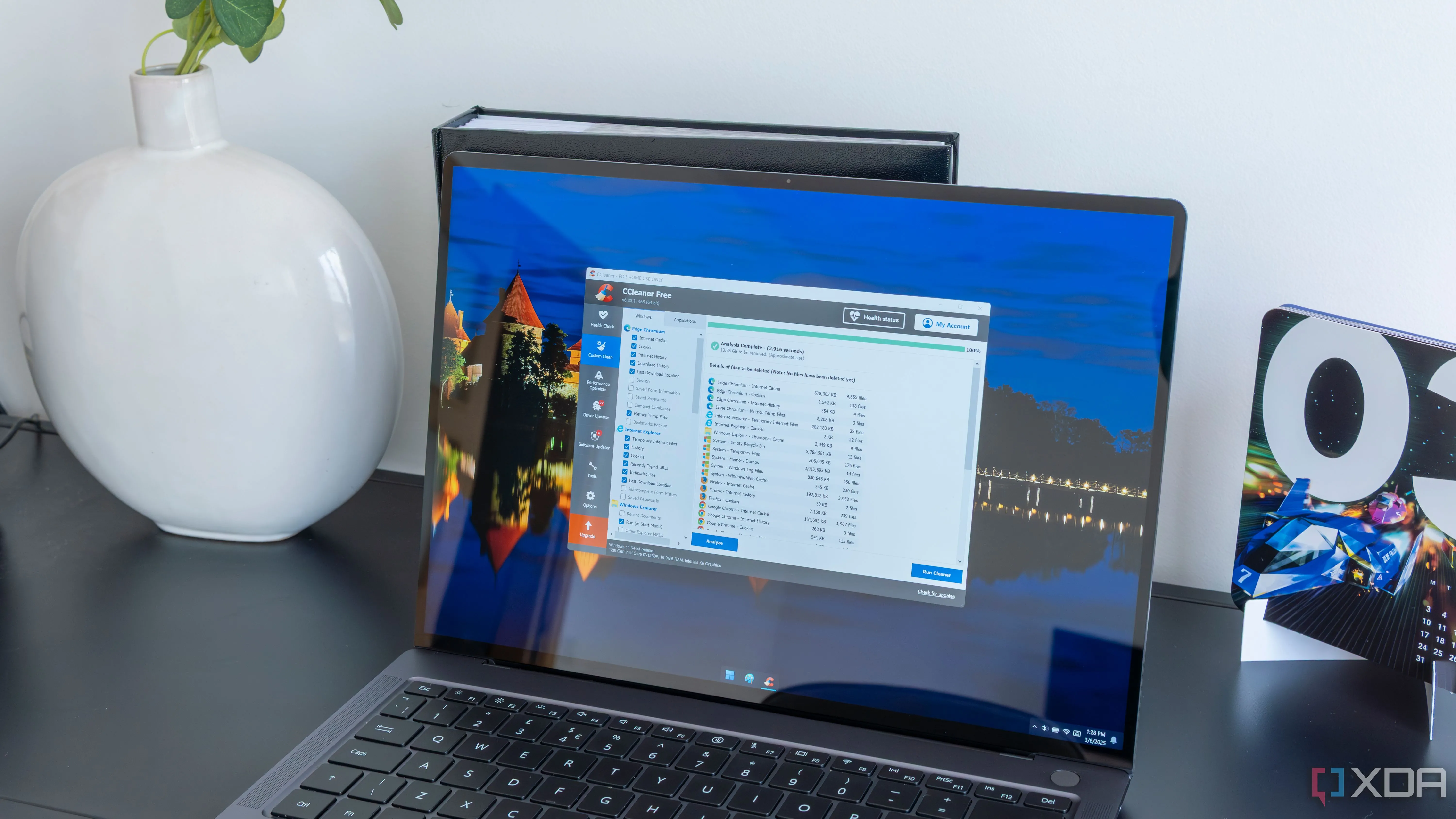 Máy tính xách tay chạy Windows 11 đang sử dụng CCleaner, phần mềm dọn dẹp PC phổ biến.