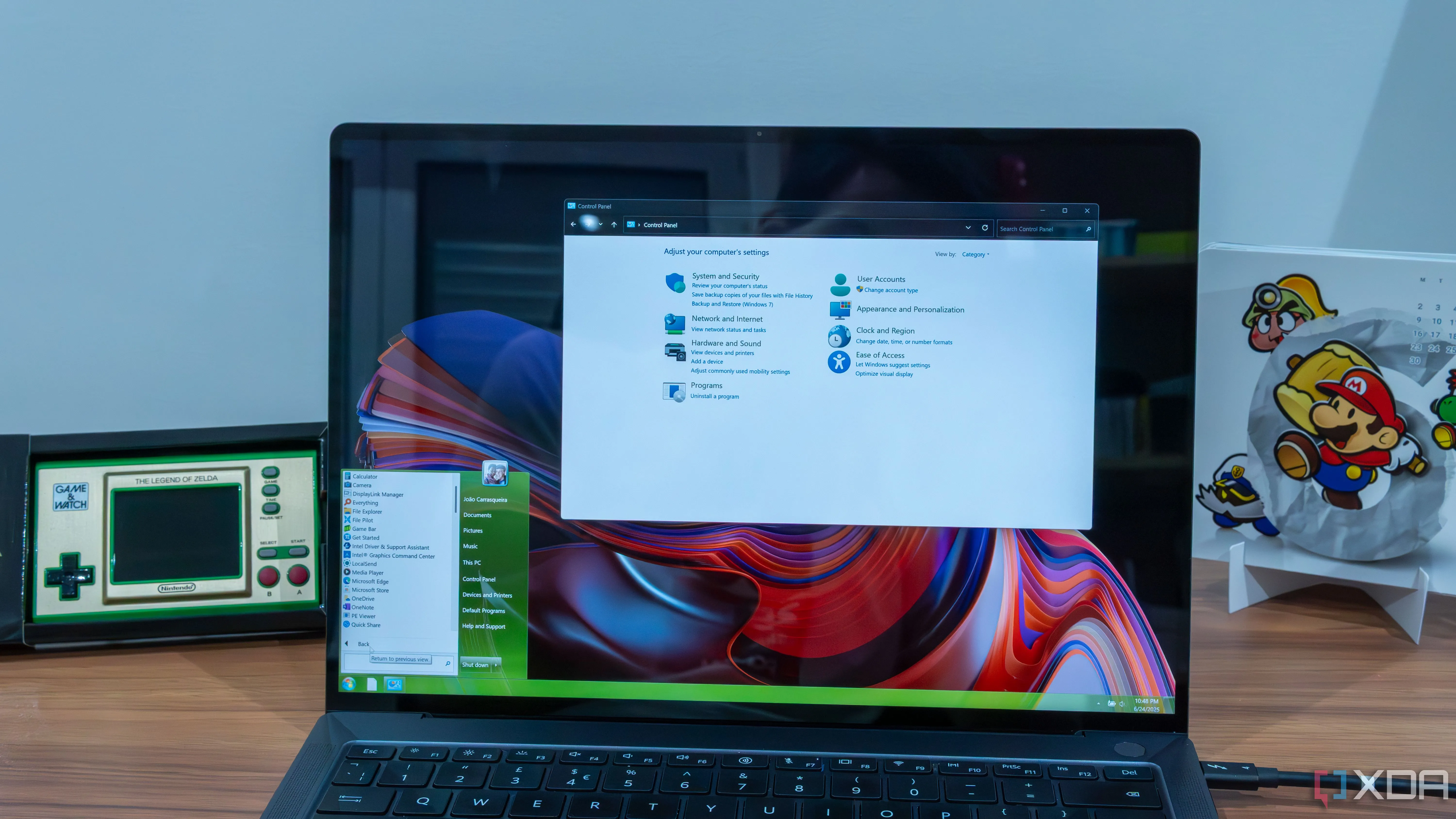 Máy tính xách tay chạy Windows 11 với giao diện thanh Taskbar được tùy chỉnh, minh họa sự linh hoạt của hệ điều hành trong các bản cập nhật mới.