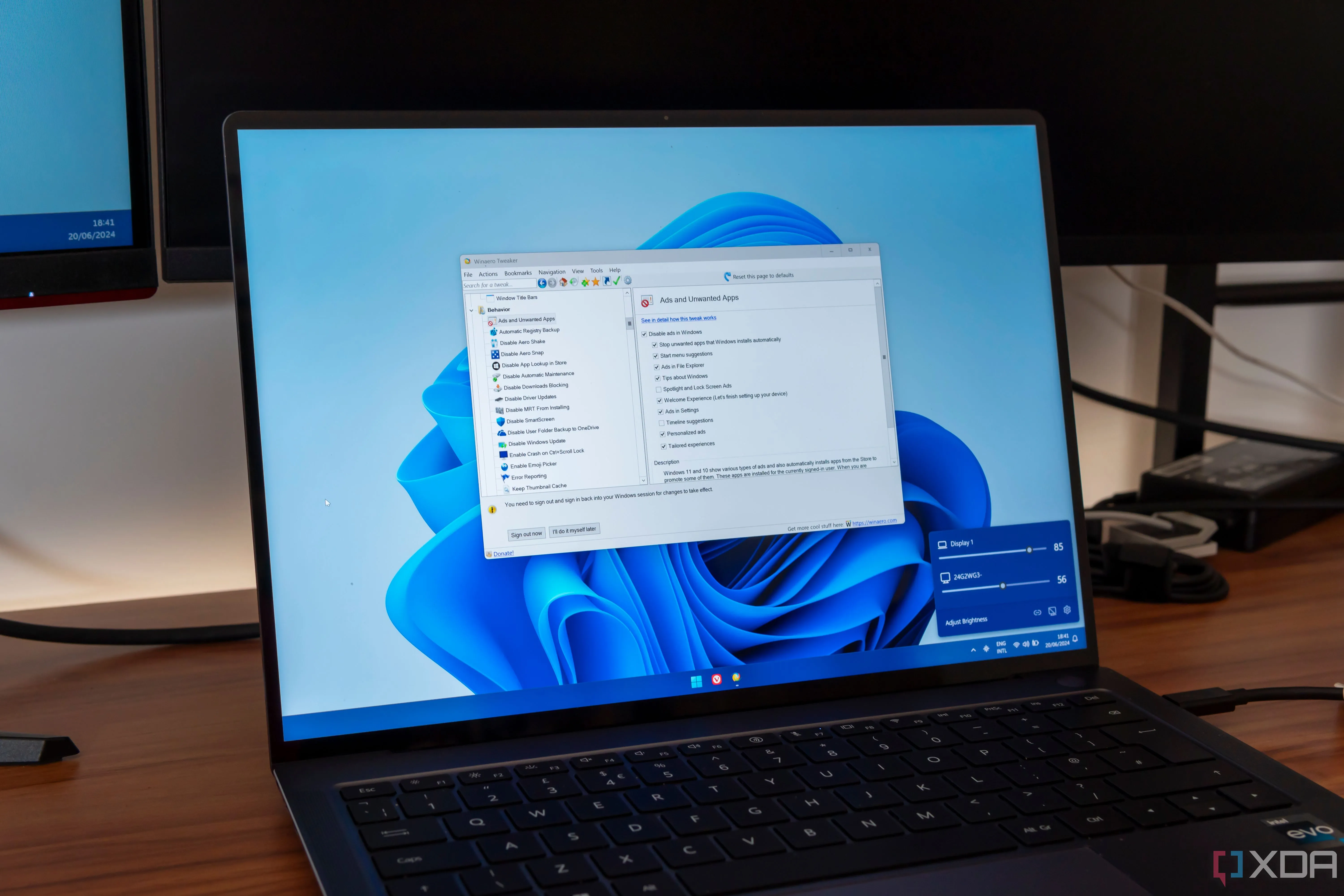 Máy tính xách tay chạy Windows 11 với nhiều ứng dụng đang mở, minh họa việc khởi chạy nhanh chóng qua PowerToys Run.