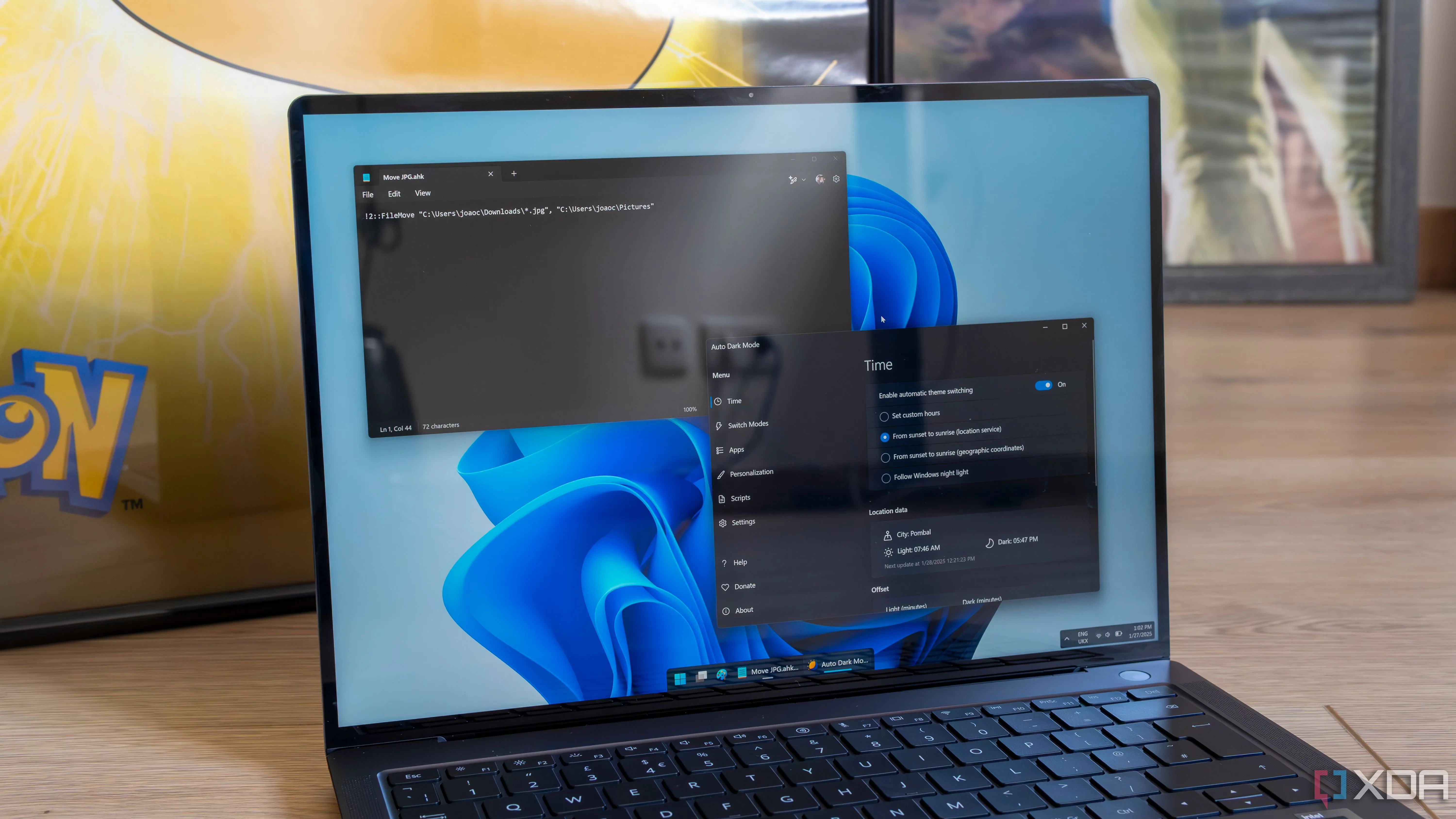 Máy tính xách tay chạy Windows 11 với Notepad và AutoHotkey script, kèm cửa sổ Auto Dark Mode