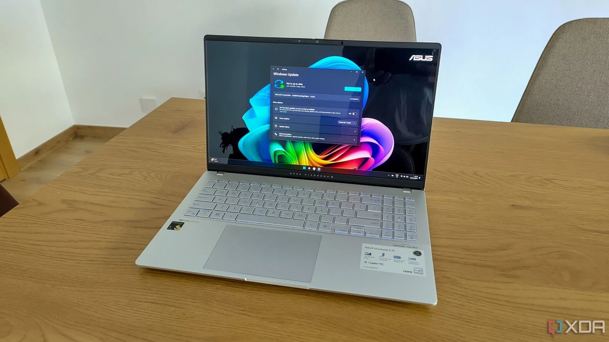 Máy tính xách tay hiển thị màn hình cập nhật Windows, minh họa vấn đề về cập nhật phần mềm bắt buộc và không mong muốn.
