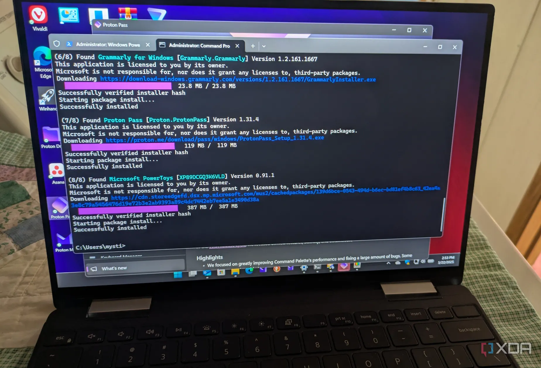 Máy tính xách tay Windows 11 đang cập nhật các ứng dụng thông qua WinGet