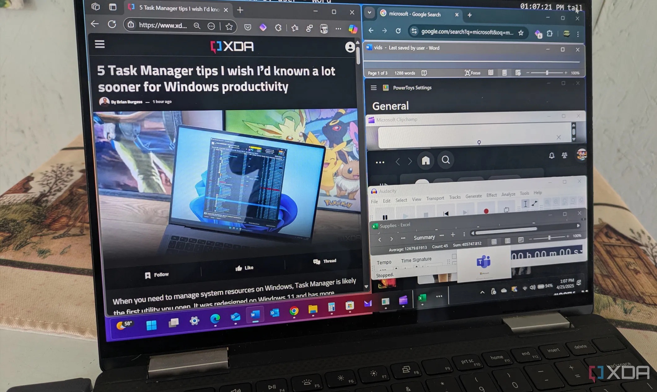 Máy tính xách tay Windows đang hiển thị giao diện làm việc công nghệ