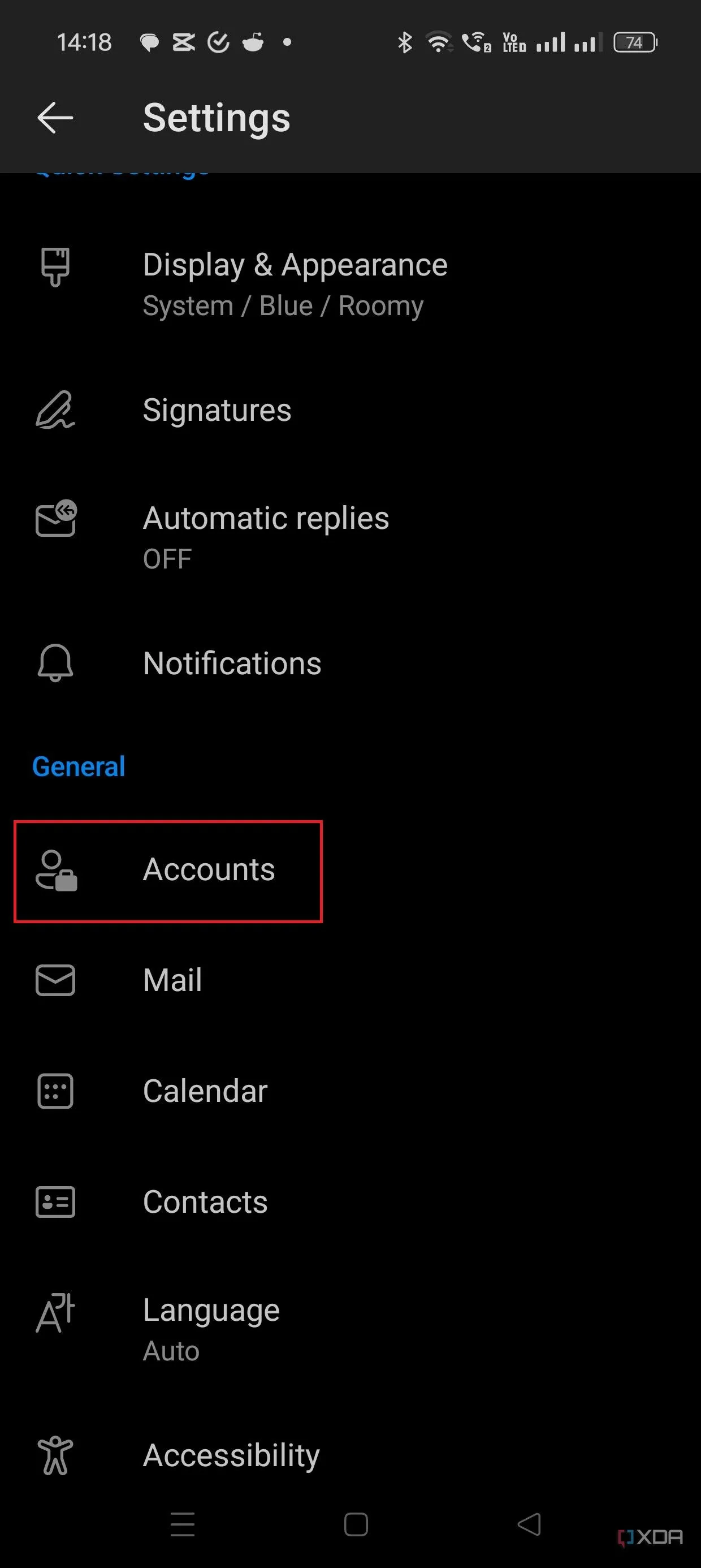 Menu cài đặt trong ứng dụng Outlook với tùy chọn tài khoản được đánh dấu