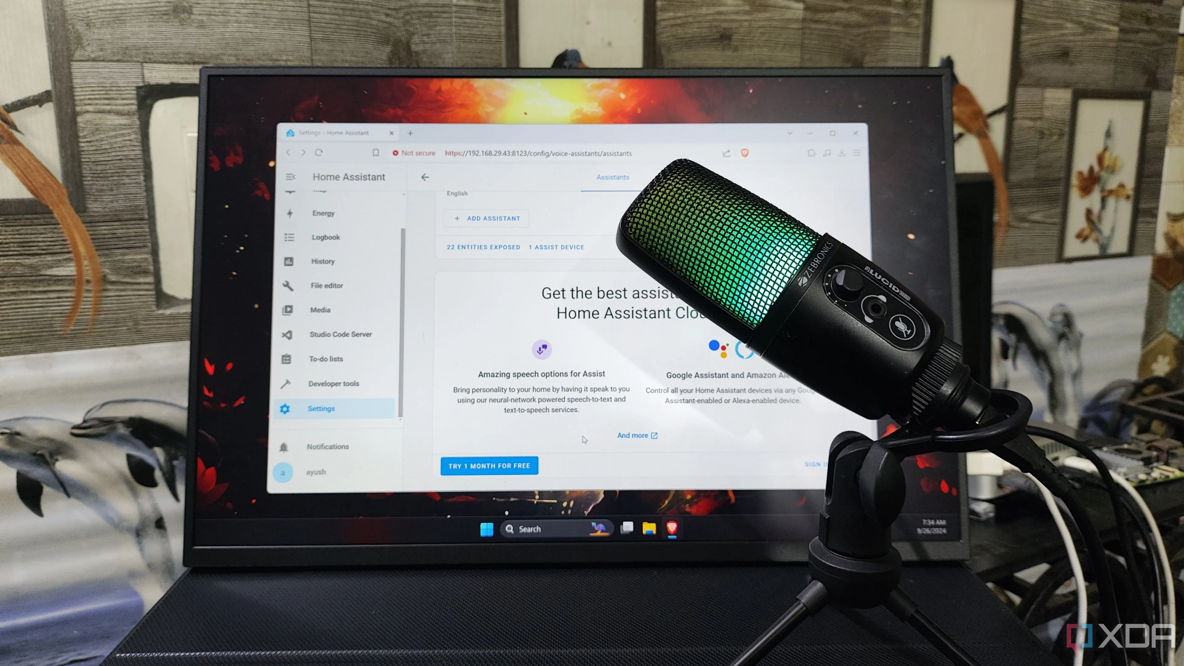 Microphone trước màn hình hiển thị giao diện Home Assistant, minh họa trợ lý giọng nói AI
