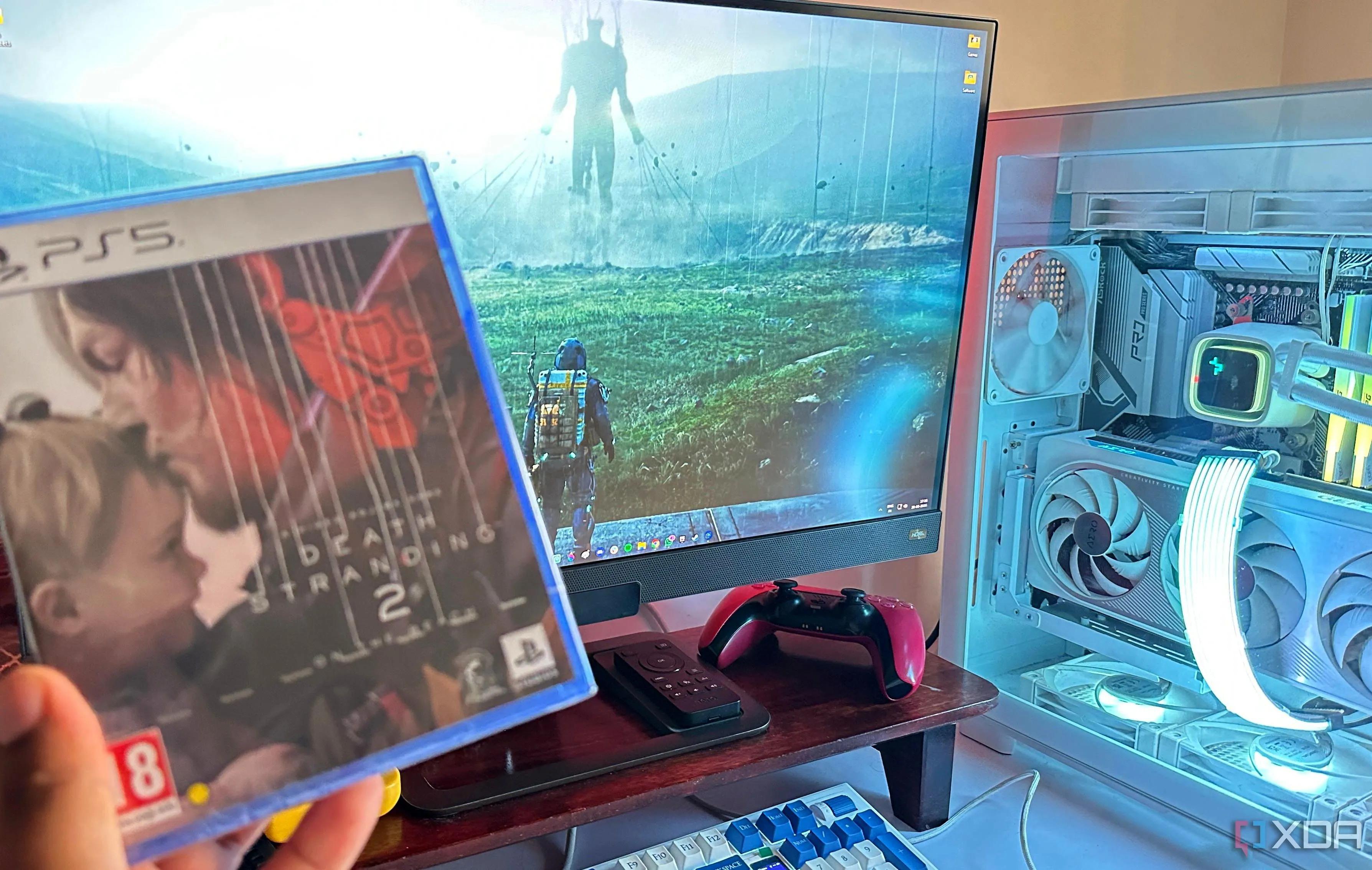 Một bàn tay đang cầm đĩa game Death Stranding 2 trên PS5, biểu tượng cho giá trị trải nghiệm xúc giác của game vật lý.