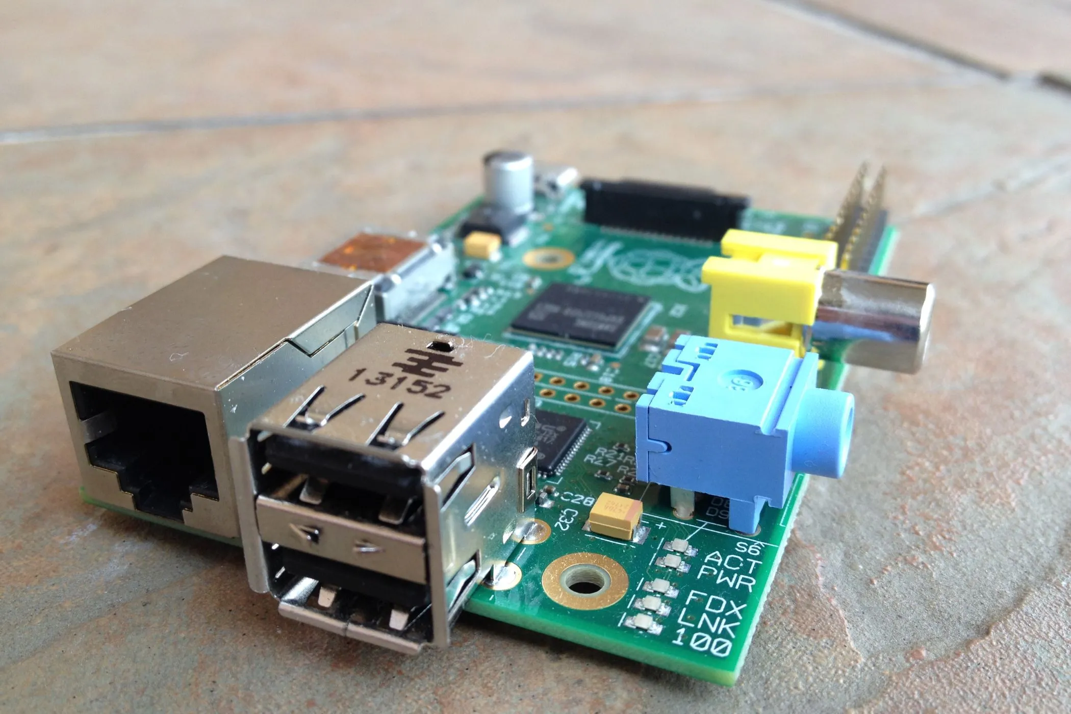 Một bo mạch Raspberry Pi Model B, minh họa cho khả năng chạy Vaultwarden trên thiết bị cấu hình thấp