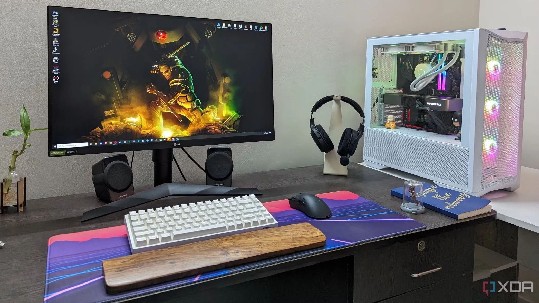 Một bộ máy tính để bàn chơi game hiện đại với các phụ kiện như bàn di chuột lớn, bàn phím, chuột và tai nghe, nhấn mạnh tầm quan trọng của CPU, GPU, RAM