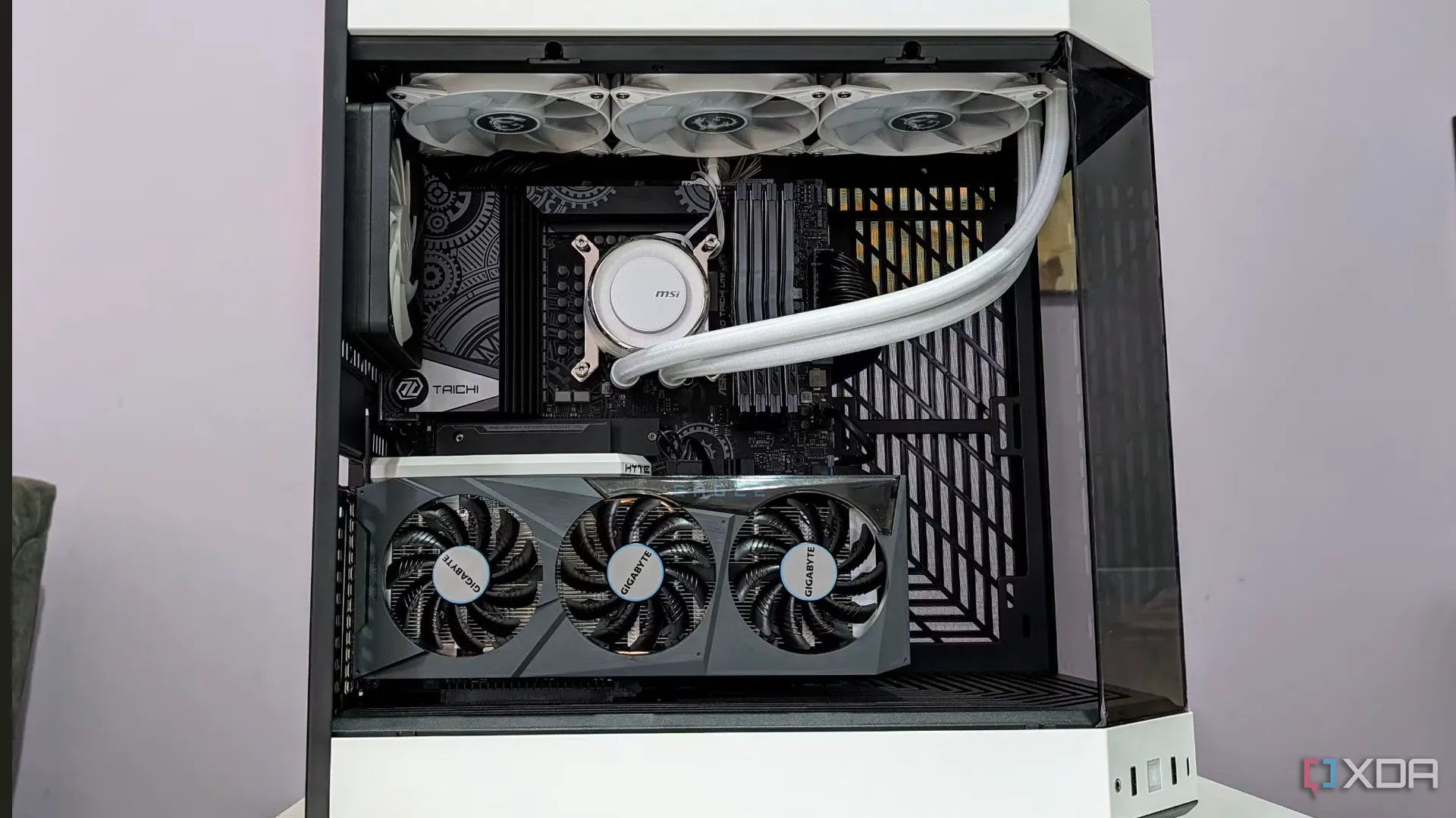 Một bộ PC màu trắng đã hoàn thiện với nắp hông được tháo rời, để lộ các linh kiện bên trong.