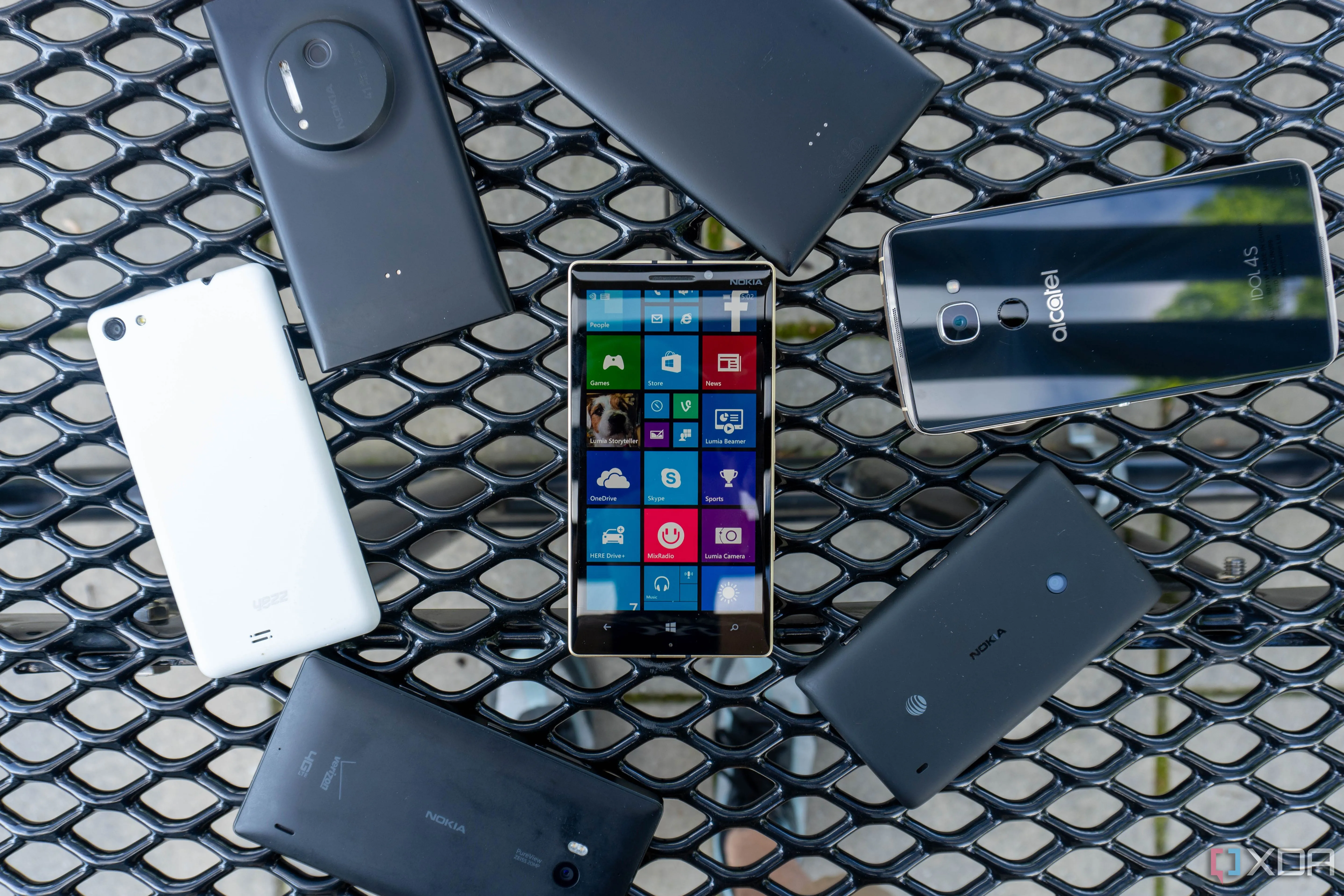 Một bộ sưu tập các mẫu điện thoại chạy hệ điều hành Windows Phone, thể hiện lịch sử phát triển của dòng sản phẩm này.