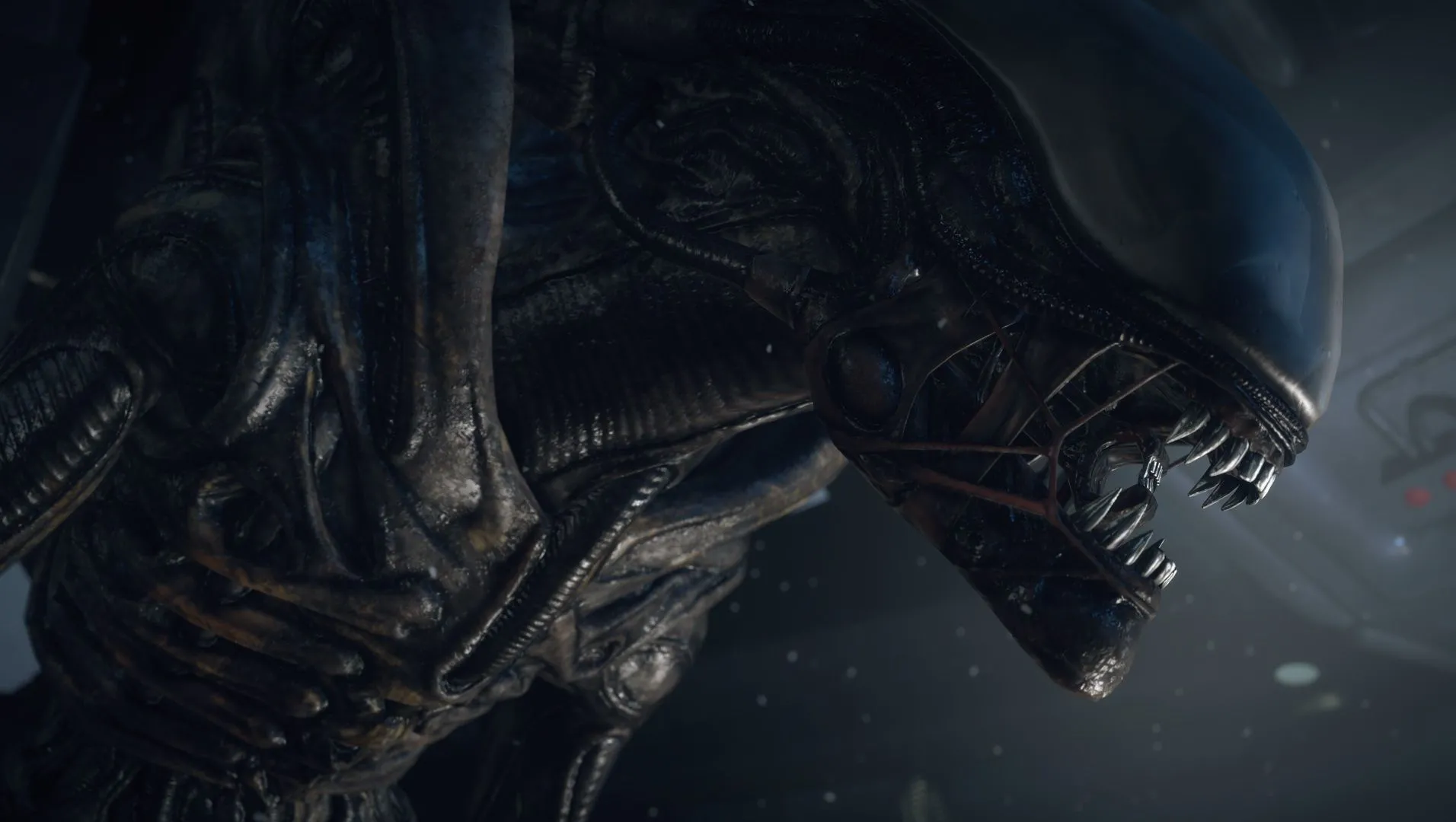 Một cảnh trong game Alien: Isolation, hiển thị nhân vật chính đang lẩn trốn trong môi trường tối tăm, thể hiện không khí kinh dị sinh tồn.
