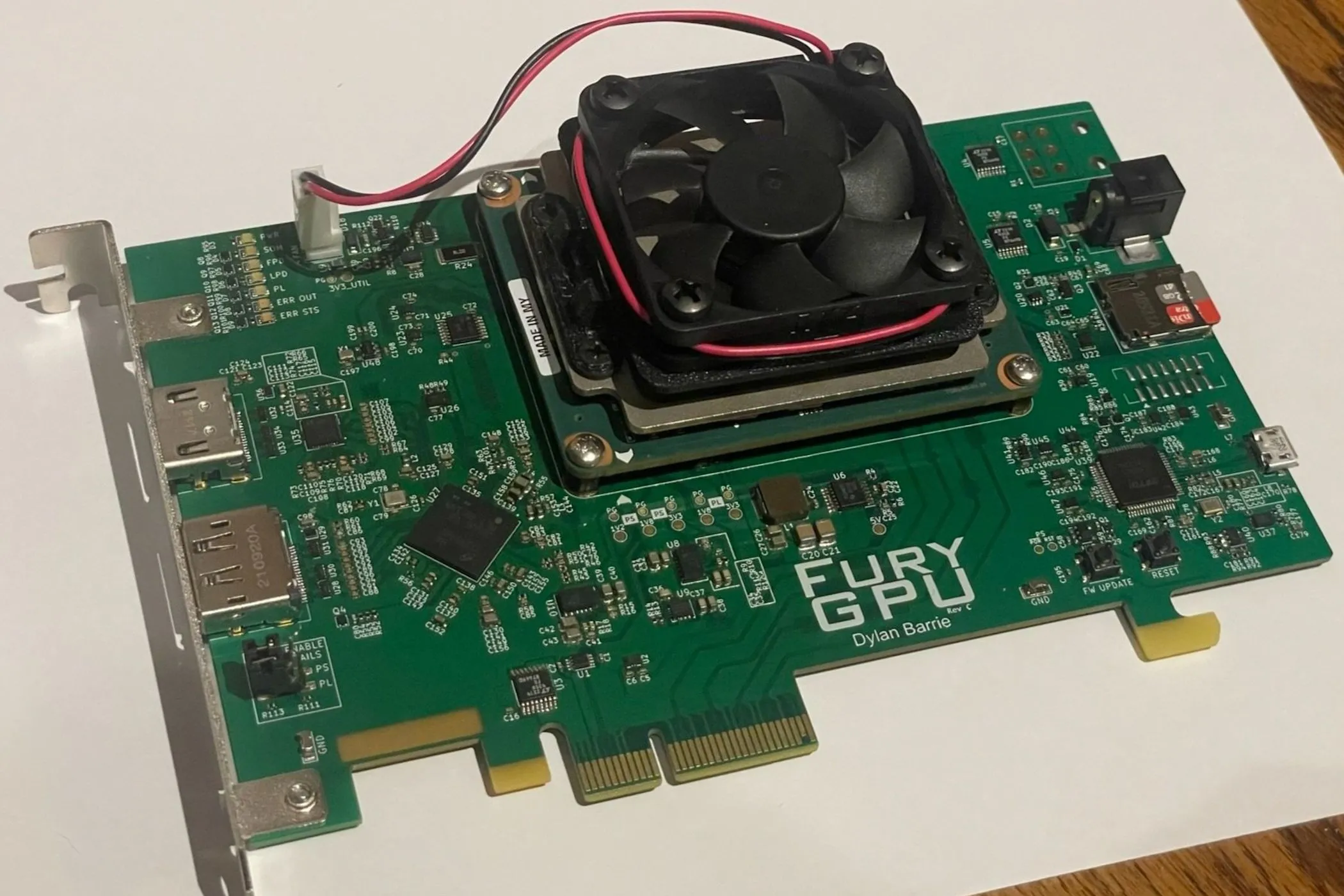 Một card đồ họa FuryGPU được chế tạo thủ công, minh chứng cho sự đam mê với phần cứng có thể chạy tốt các game cổ điển như Quake