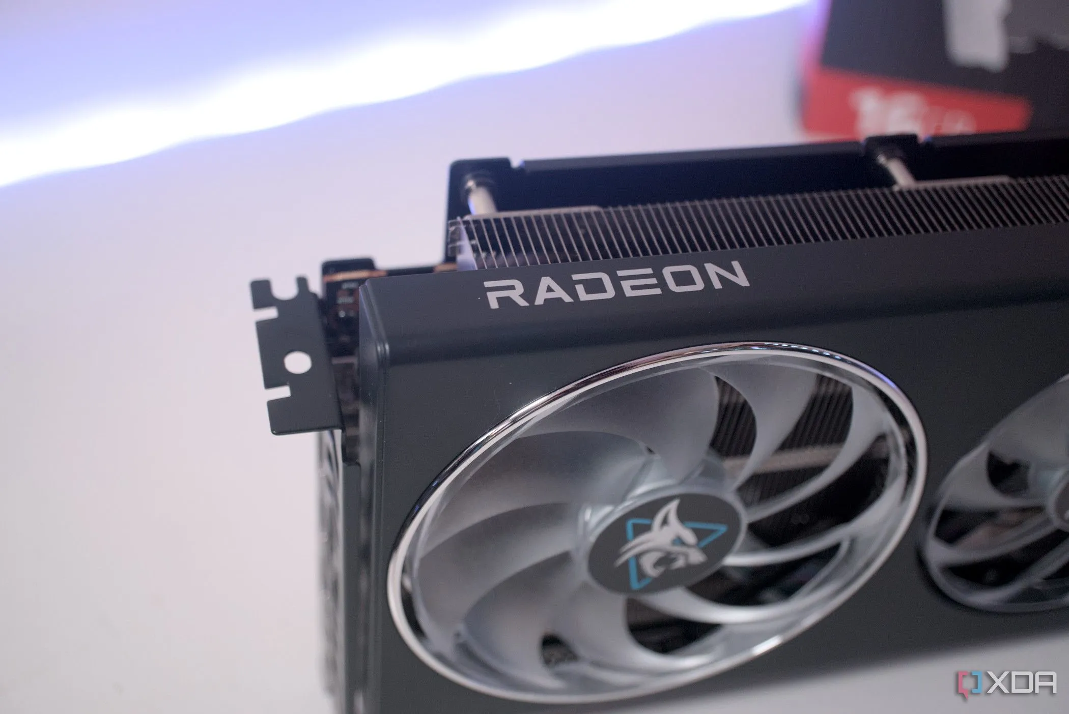 Một card đồ họa PowerColor Hellhound Radeon RX 7900 GRE với logo Radeon nổi bật.