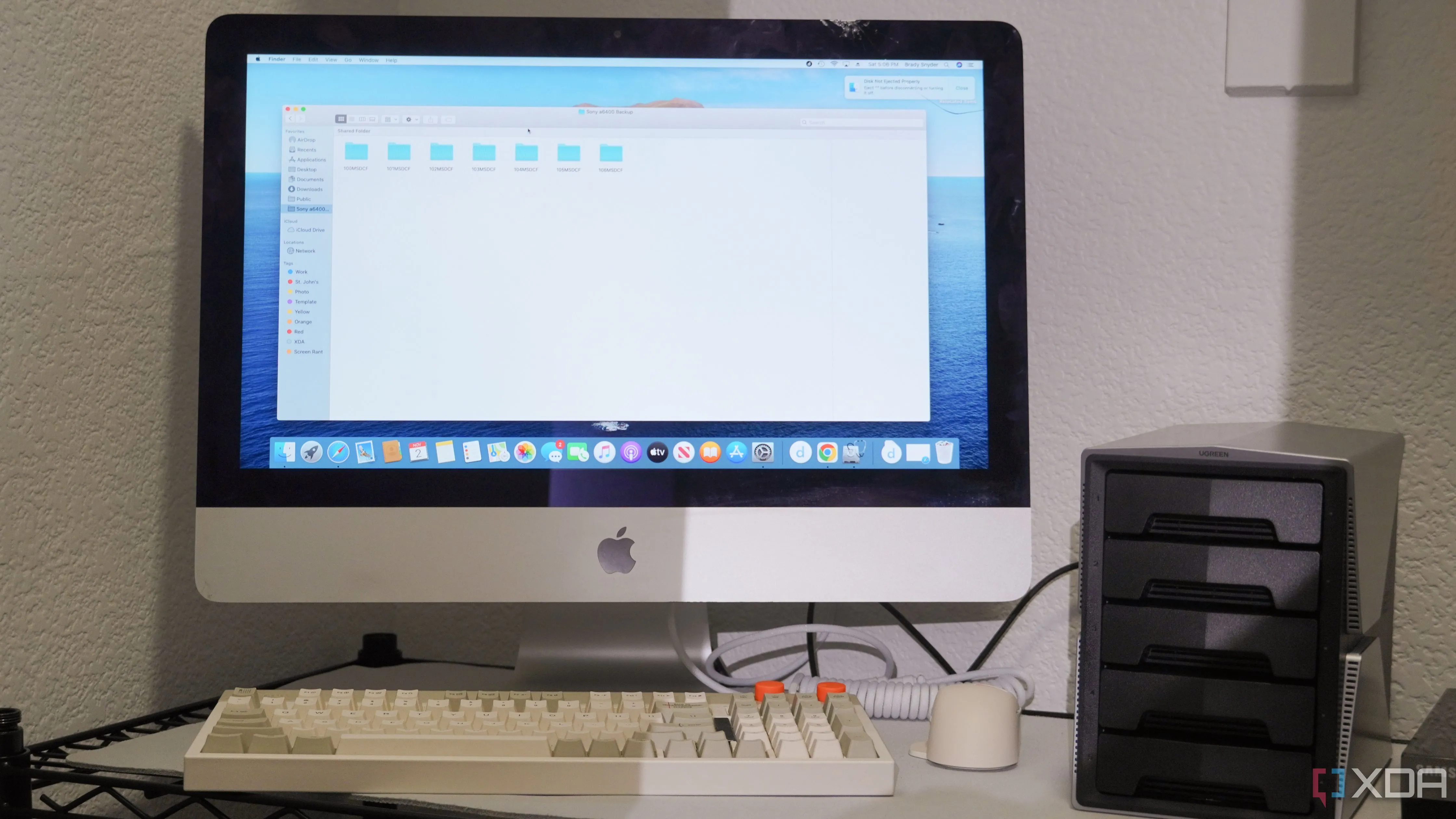Một chiếc iMac được cấu hình làm NAS trong tủ