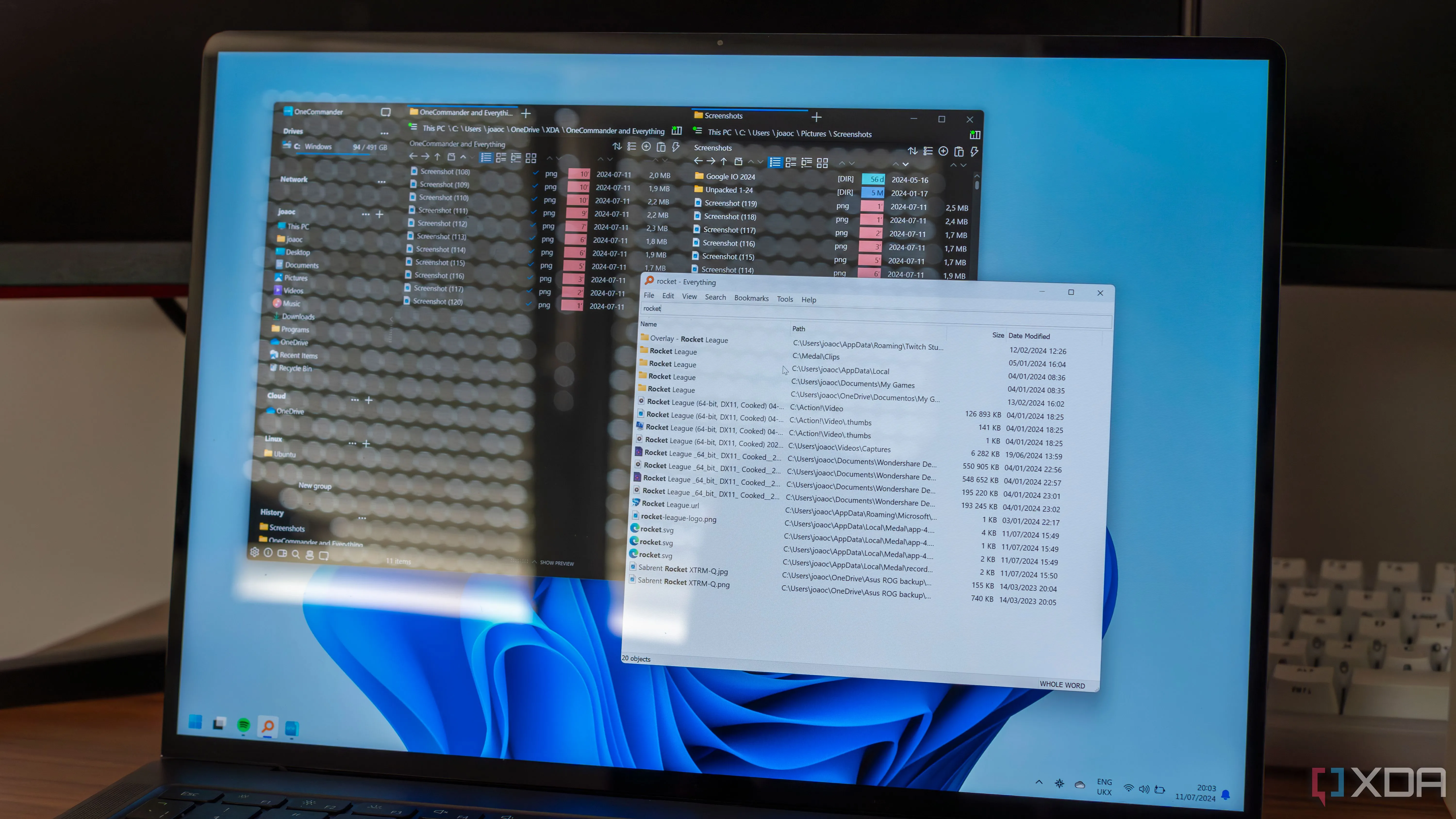 Một chiếc laptop chạy Windows 11 với giao diện File Explorer và các ứng dụng
