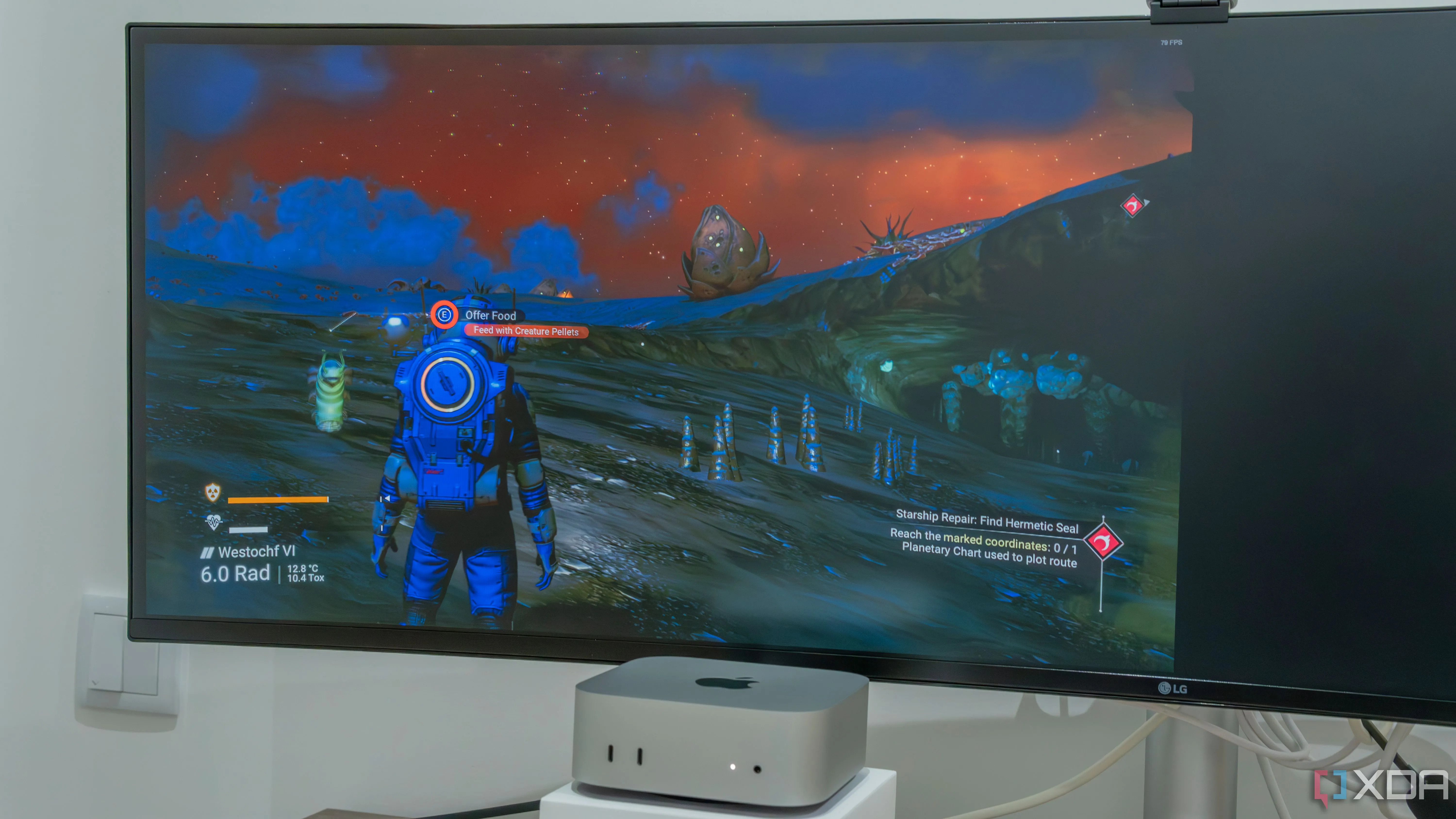 Một chiếc Mac Mini kết nối với màn hình hiển thị game No Man's Sky.